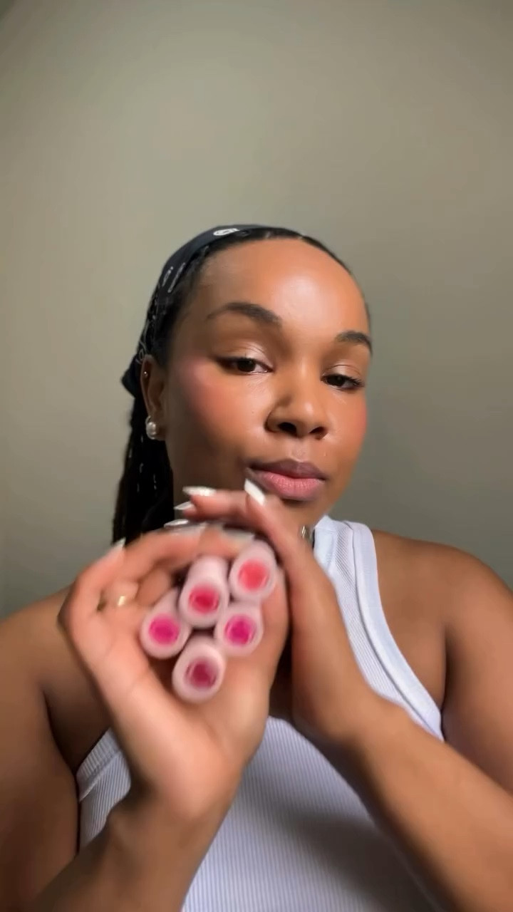 A dona @avonbrasil ta entregando tudo nesses lançamentos 💄

A Linha TrataMake Radiante vem com uma proposta de tratar os lábios mesmo após o uso dos batons, com um núcleo hidratante que contém glicerina e ácido hialurônico, FPS 30 e 15 variações de cores super pigmentas 💗

#MakeQueTeTrataBem