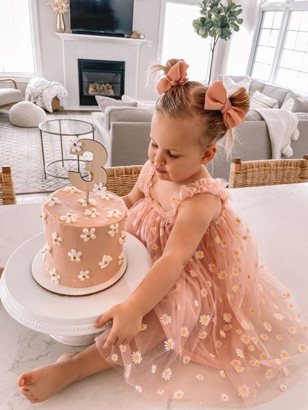 Late to posting these, but I still can’t believe my baby girl is THREE! We had a SHEDAISY birthday party for Audrey - the perfect spring party theme! 🌼 // Cake by @_sweetflowerss // Details linked on my @shop.ltk app
•
•
•


#LTKparties #LTKstyletip #LTKSeasonal