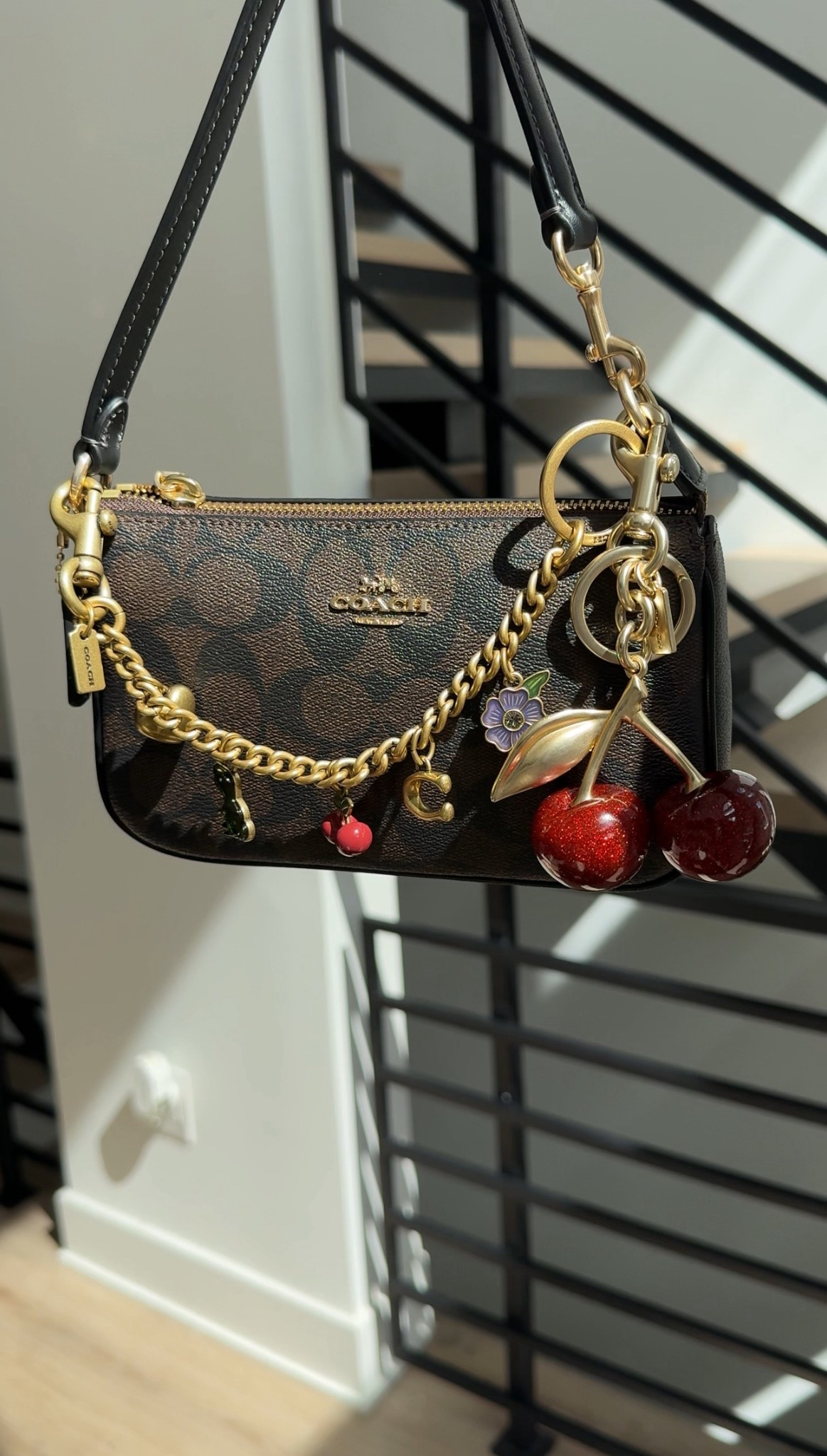 Another bag styled another way from @coach 🤭✨ I loveeee this one for fall! ❤️ #coachoutlet #ad 
