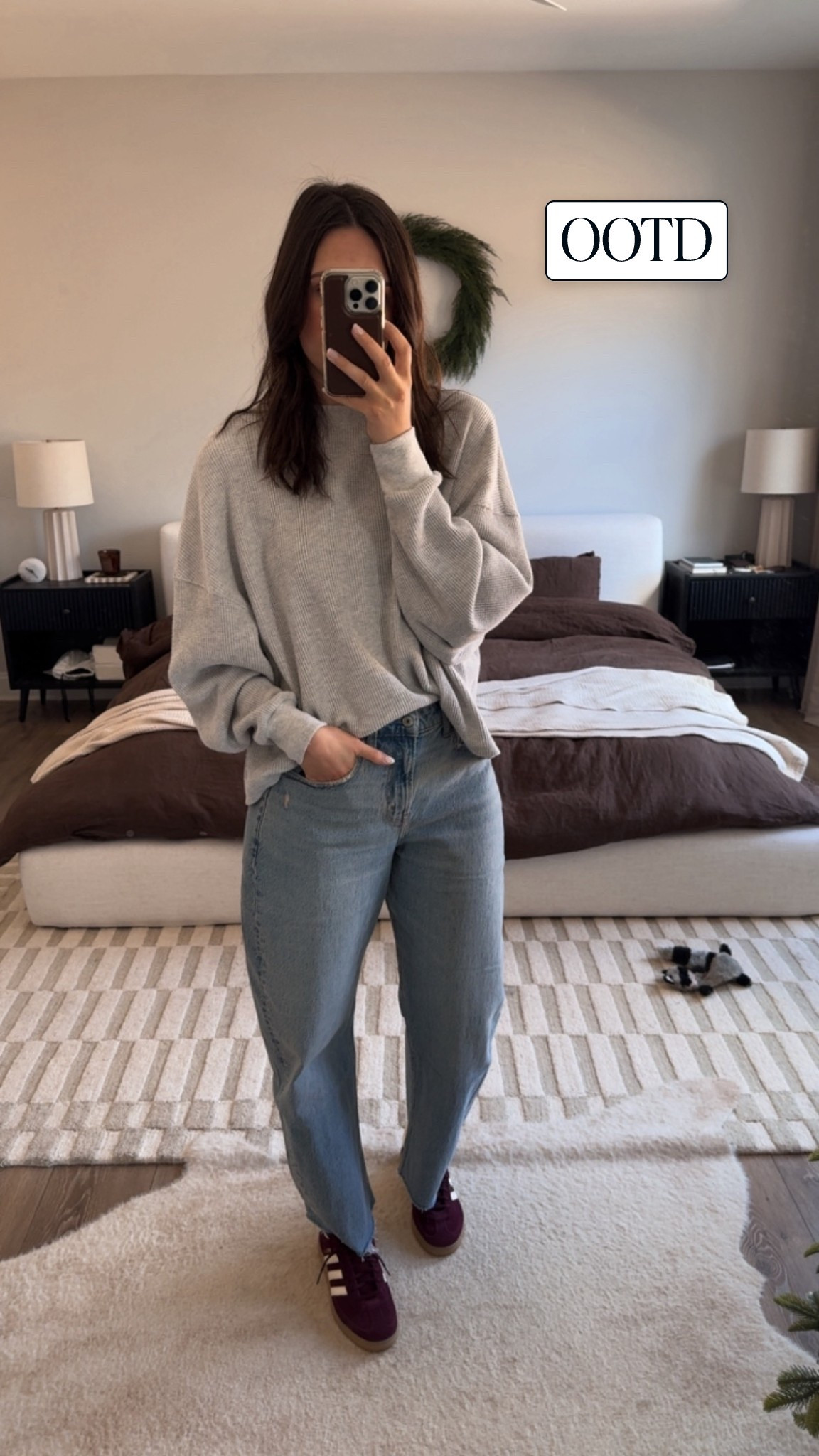 Just got in these new high rise barrel jeans & I’m in love. Immediately wearing

Shirt is old A&F
Jeans TTS - curve love 28
Sneakers TTS - wearing 8

#LTKootd