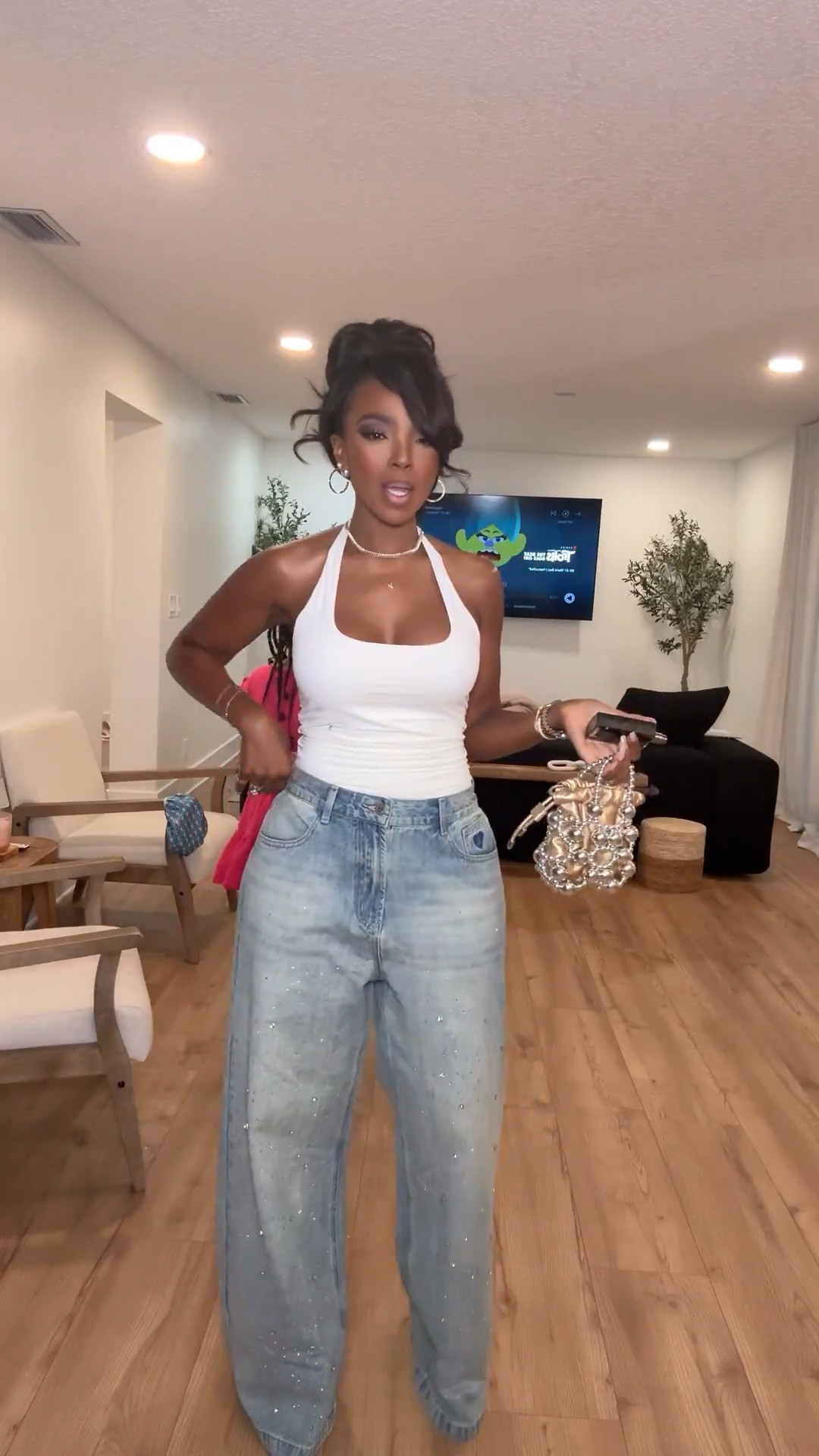 Scroll to shop this casual glam denim look 🤍

A simple white halter paired with wide leg denim instantly feels effortless—but the subtle sparkle detail and statement bag take it to the next level. This is one of those outfits you can dress up or down, making it a versatile go-to where your cost per wear keeps dropping.

Perfect for casual nights out, brunch, vacations, and everyday elevated looks.

📏 Measurements: 5’4”, 140 lbs, 34D bust, 27” waist, 40