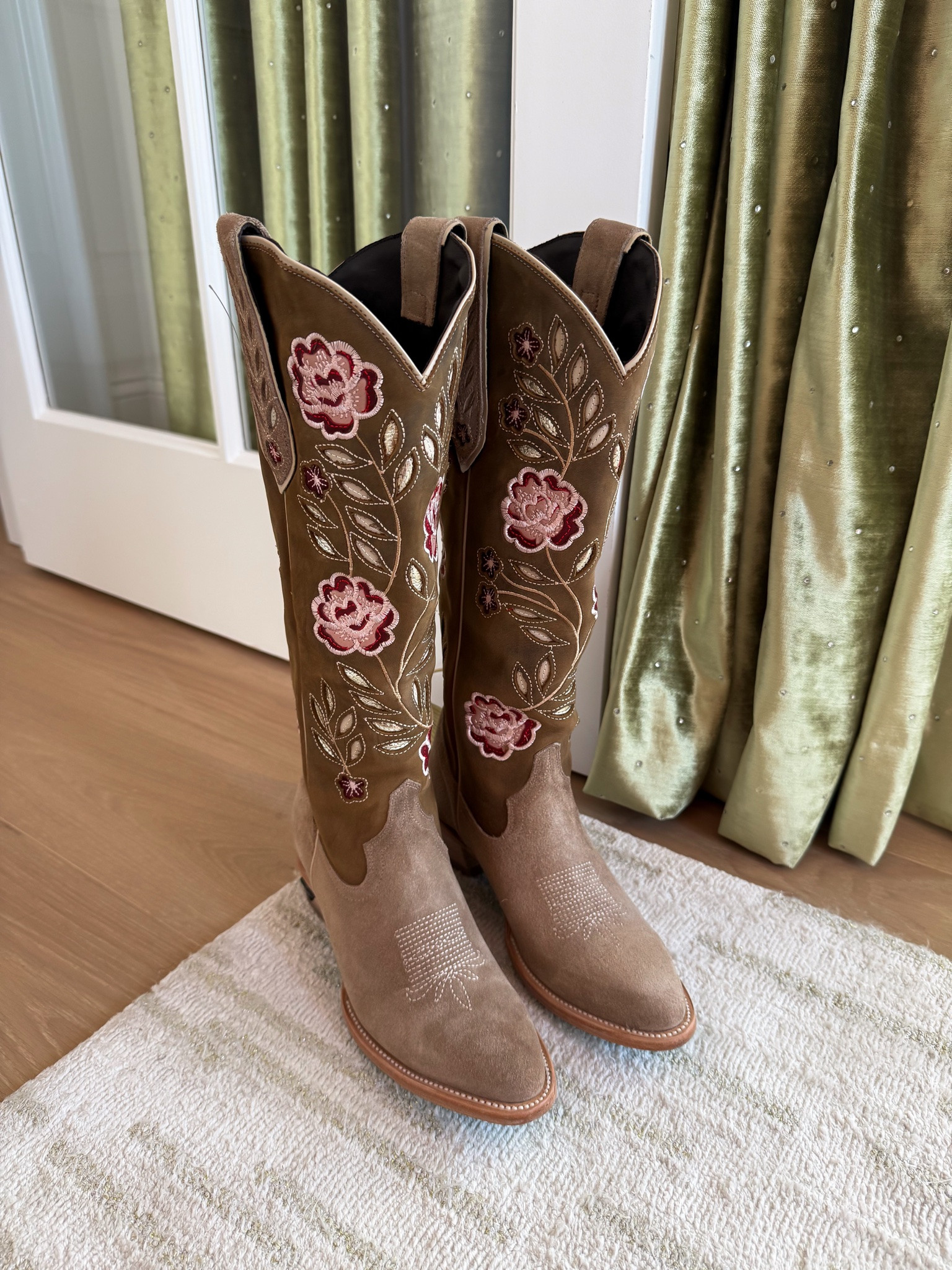 These boots are darling!

#LTKgrwm #LTKootd #LTKdayinmylife
