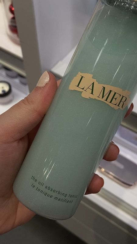 Close up of the #LaMer oil absorbing tonic. So pretty in real life ✨🐚 #luxury #skincare #skincareroutine #beauty #luxurybeauty 

#LTKbeauty