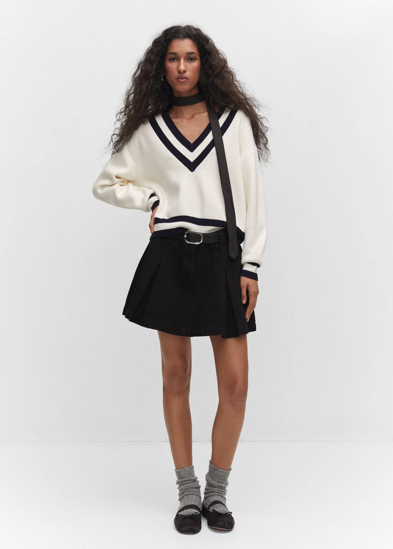 Contrasting V-neck sweater | MANGO (UK)