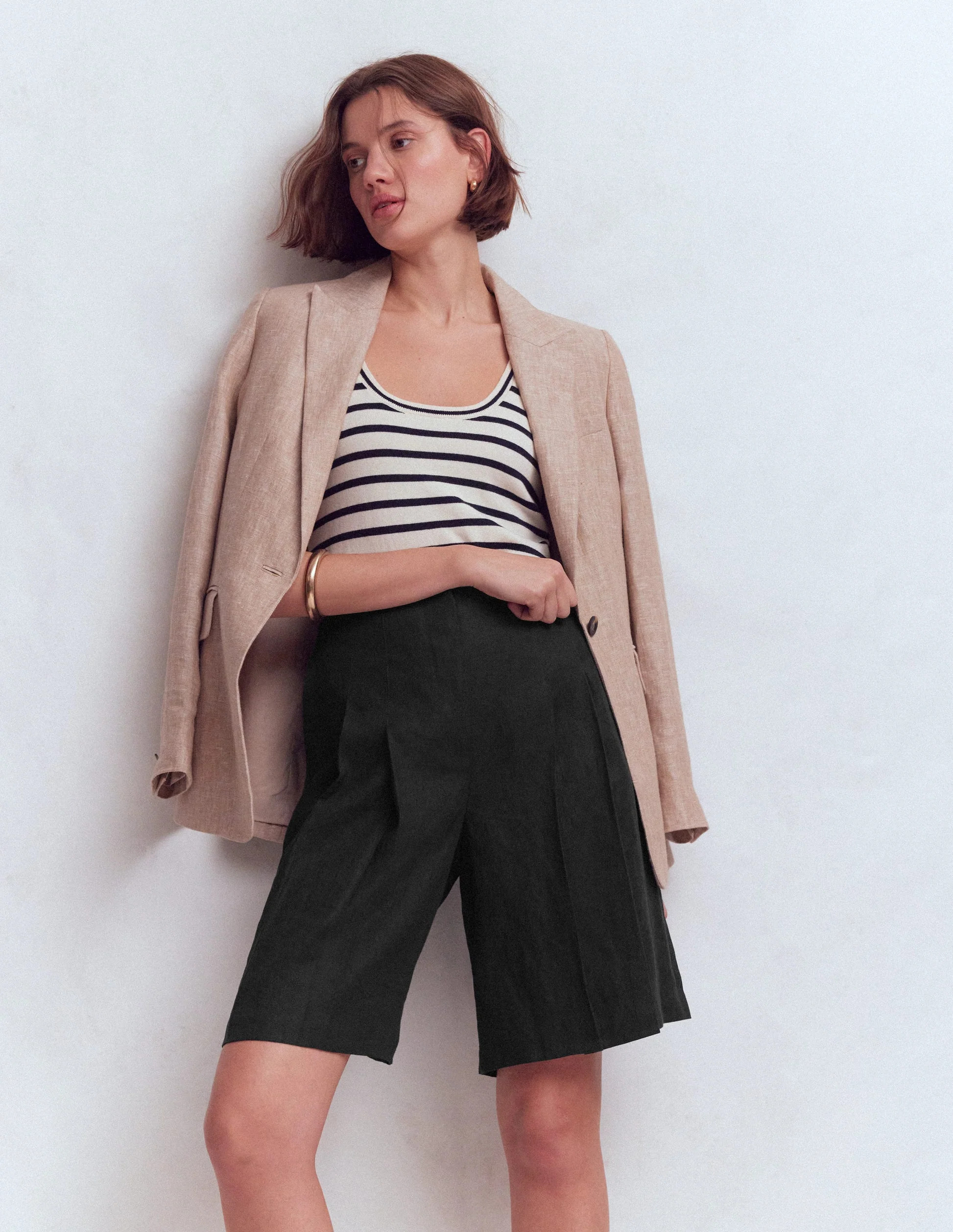 Highbury Pleated Linen Shorts-Black | Boden (US)