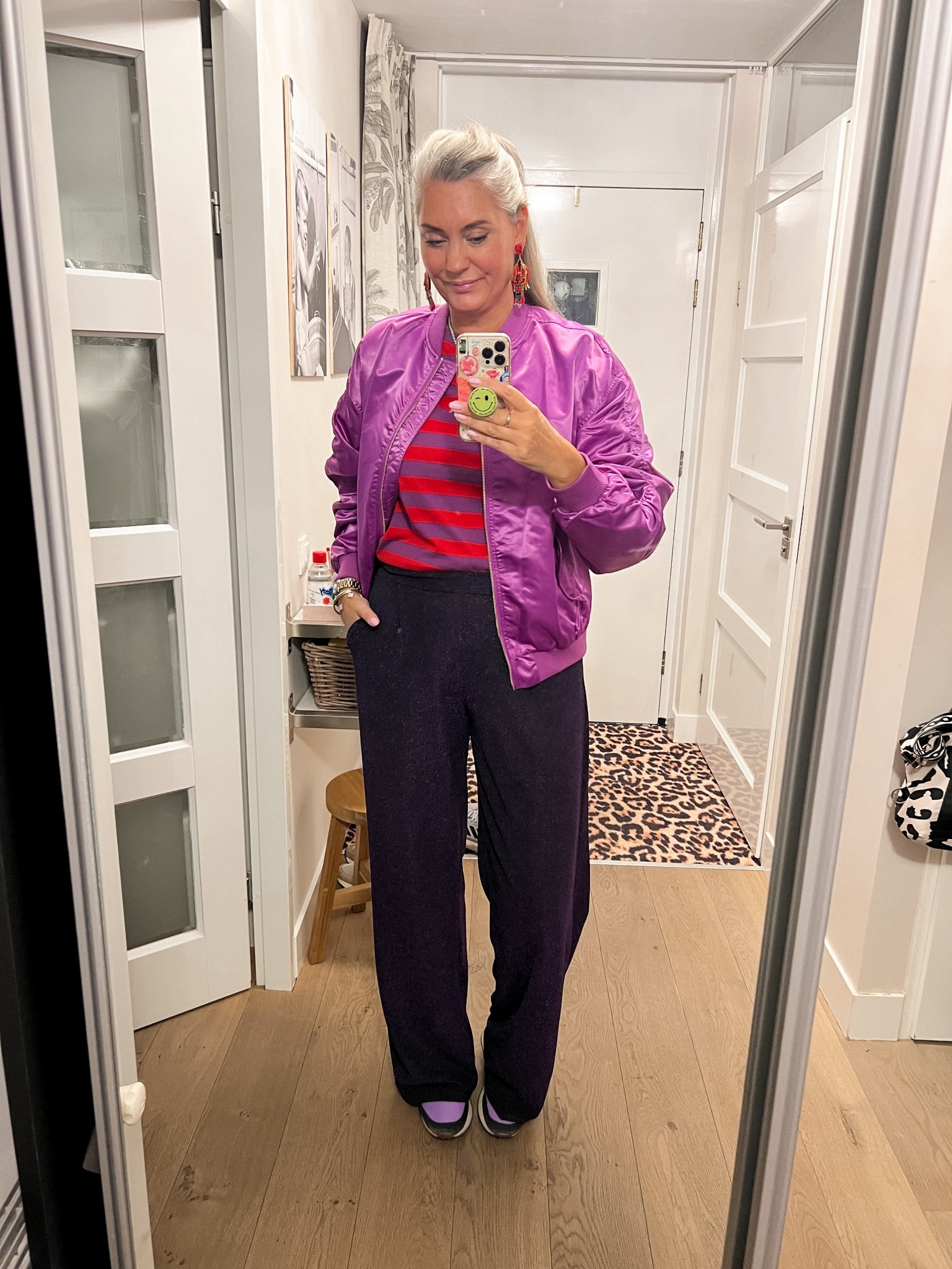 OOTD - maandag. Paarse glitterbroek (M, https://most-wanted-nl.mtpc.se/5778365), paars en rood gestreept T-shirt (Piombo), paars satijnen bomber jack (Harper and Yve, S), paarse Puma sneakers, kreeft oorbellen. 

#LTKeurope #LTKnederlands #LTKwinter