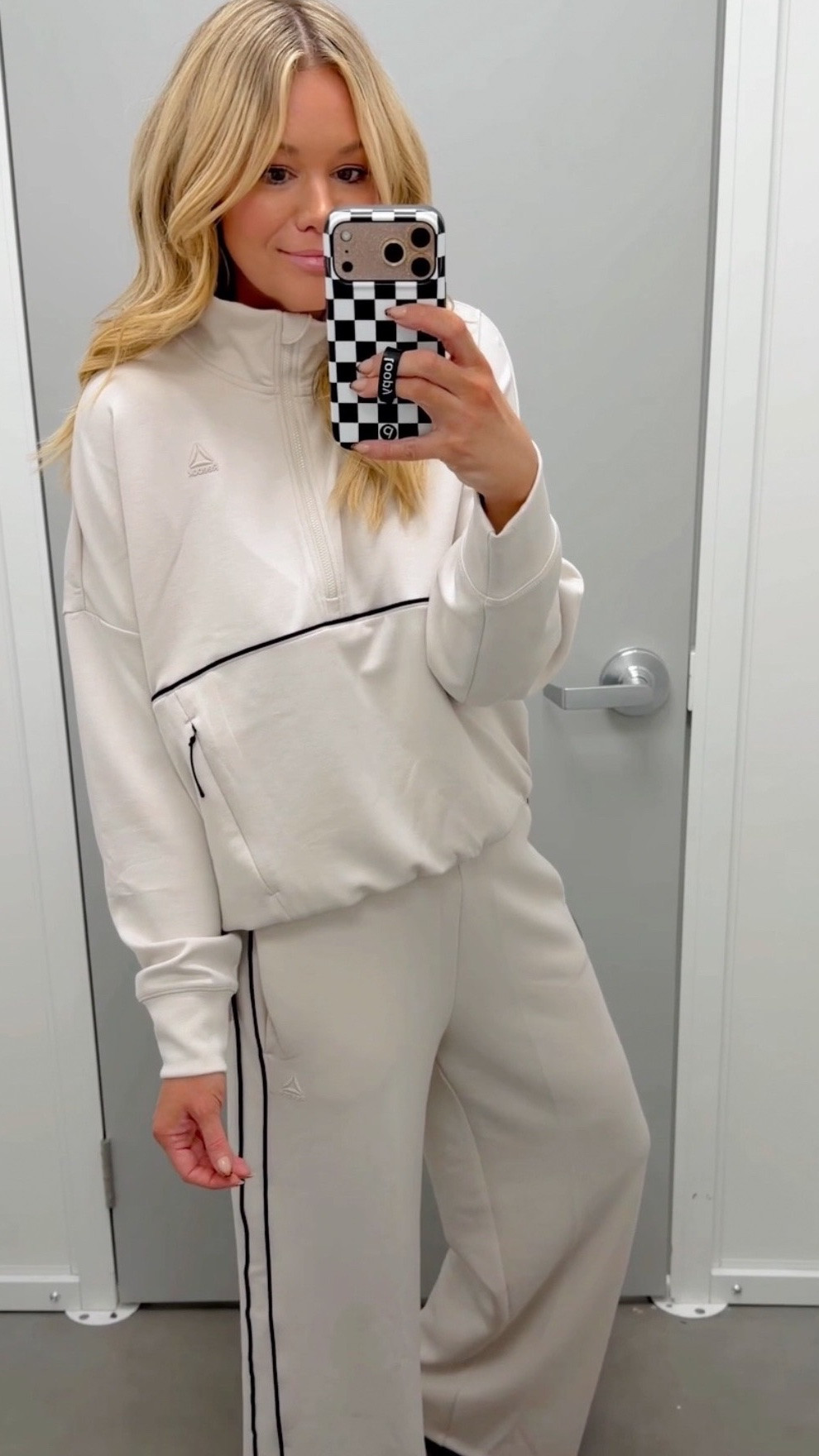 This is the most elevated, most beautiful lounge/active set I’ve ever seen! It’s very true to size and it’s my favorite thing I got from Walmart. I’m wearing a medium.
