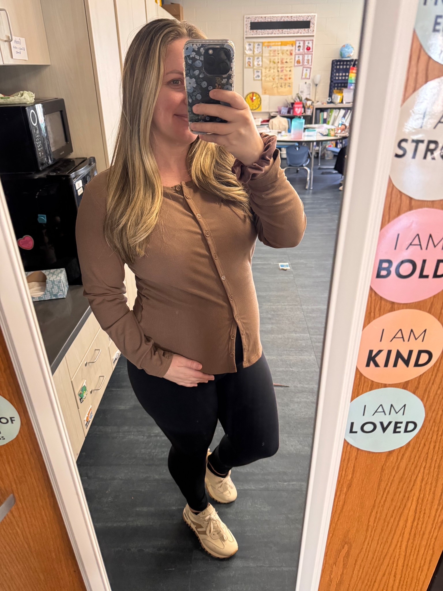 Casual 
Teacher 
Maternity 
Best maternity leggings! Not compressing belly at all, large. Elly band, feels so soft 