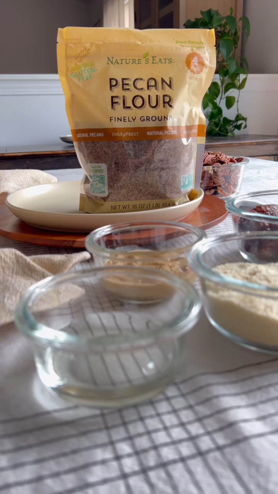 #ad Who else loves pie? 🥧 @natureseats Pecan Flour is the star ingredient for these little Pecan Pie Bars. They take care of that pie craving while staying refined sugar free and gluten free ✨ 
Nature’s Eats Pecan Flour is vegan and Non-GMO Project Verified. I love that its gluten-free, low carb, and made with one simple ingredient - pecans! It’s perfect for baking, shakes, and breadings too!
🙌 Head to your local @walmart to check out the @natureseats line!

🥧✨Pecan Pie Bars recipe✨🥧
Base ingredients:
1 cup @natureseats Pecan Flour
1 cup @natureseats Almond Flour
3 tbsp organic refined coconut oil, melted
1/4 cup nut butter or oat butter
3 tbsp organic maple syrup
1 tsp organic vanilla extract 
¼ tsp fine ground sea salt

Topping ingredients:
12 large organic medjool dates
1 cup pecan halves
1 tbsp water
Extra pecans for the top of each bar

Instructions:
In a medium bowl, combine the base ingredients together and press the mixture into a greased and parchment lined loaf pan.
To make the topping, blend the dates, pecans and water. Once fully combined, spread on top of the base and top with pecans. Refrigerate until set.
Cut into bars and enjoy! Store in an airtight container in the fridge for about a week.
.
#natureseats #cleaneating #pecanflour #walmart
#pecanpie #refinedsugarfree #pecanpiebars #vegandessert