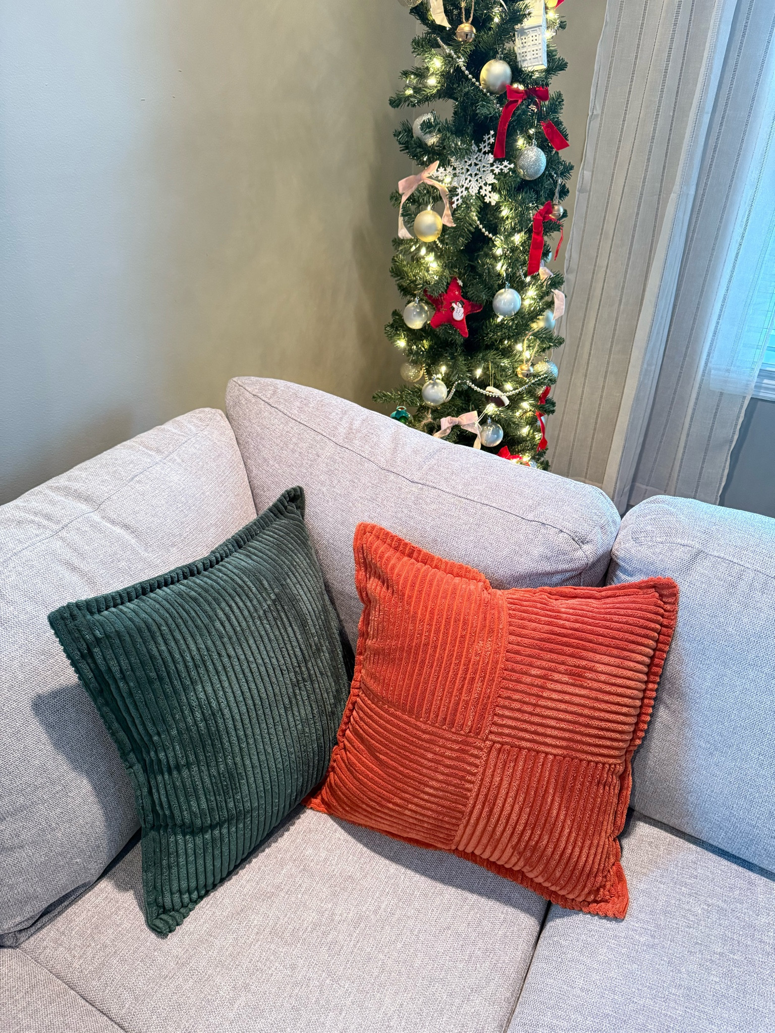 I have these pillow cases in tons of colors & swap them out with the seasons! 

#LTKSeasonal #LTKFindsUnder50 #LTKHome