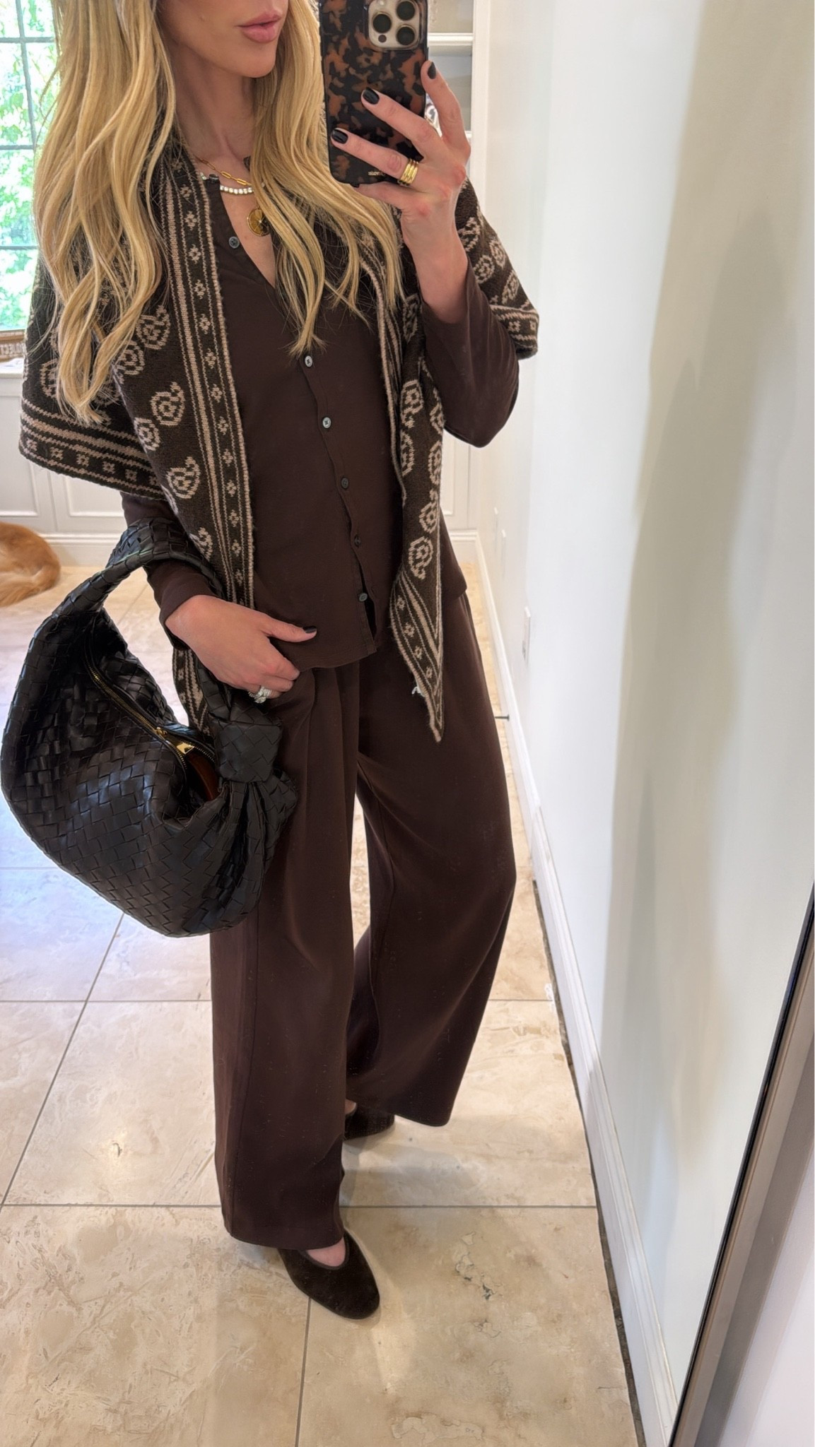 The perfect set if you want to be comfortable but look elevated! This scarf is reversible and the most beautiful print! 

Em sizes:
Height: 5’6”
Weight: 115lbs
Top: small
Pants: 2, small, 25


Fashion, mom fashion, elevated ootd