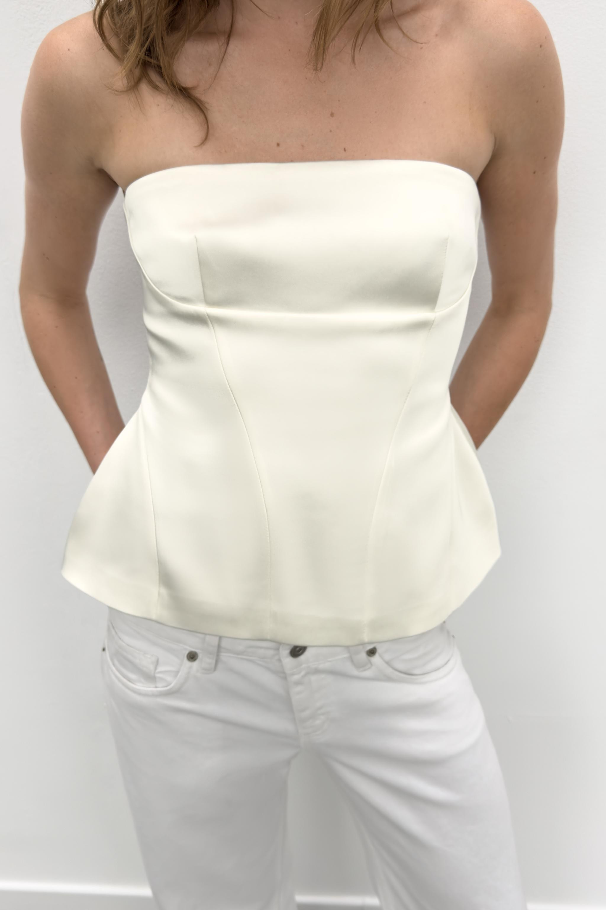 Top aus Satinstoff. Gerader Ausschnitt und schulterfreie Schultern. Abgesetzte N\u00e4hte. Ton-in... | Zara DE