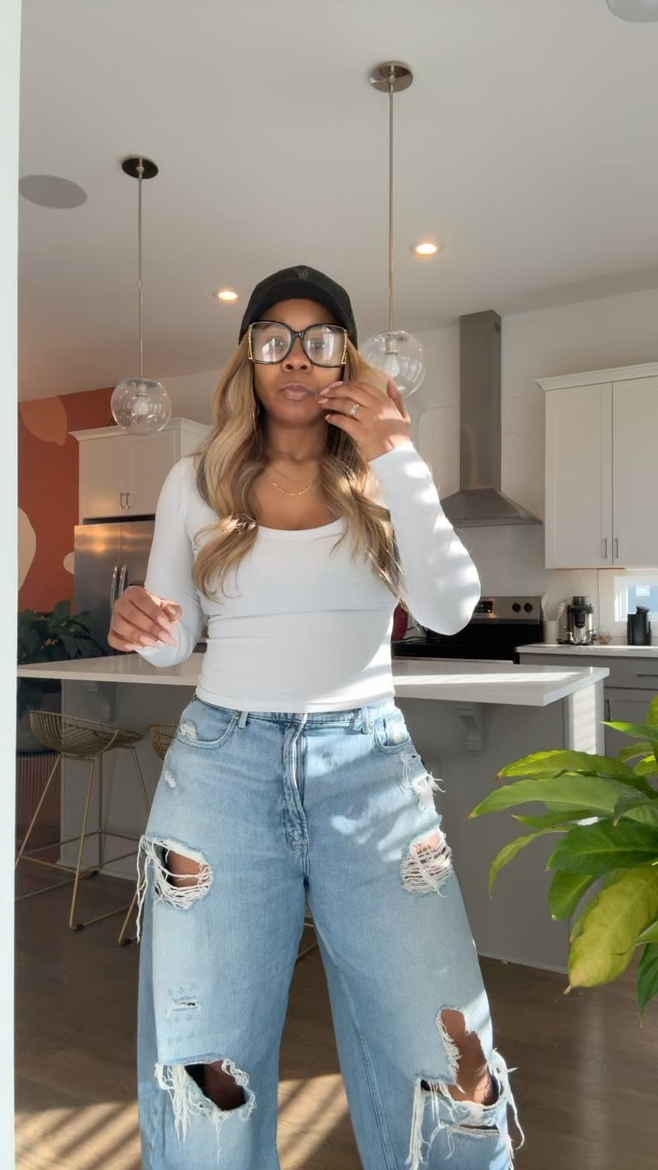 Queue theme song, “If I were a boy” 🤣🤣🤣 Wearing my fav @goodamerican jeans, on my fav day of the week 

#LTKootd #LTKOver40 #LTKgrwm