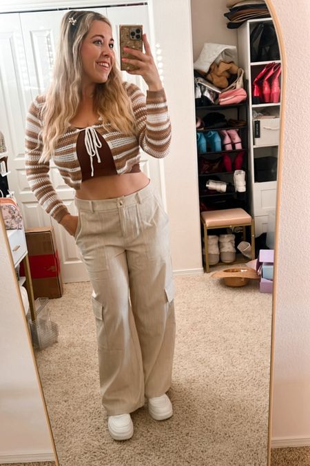 V neck cropped knitted sweater 
Spring sweater 
Beige cargo pants 