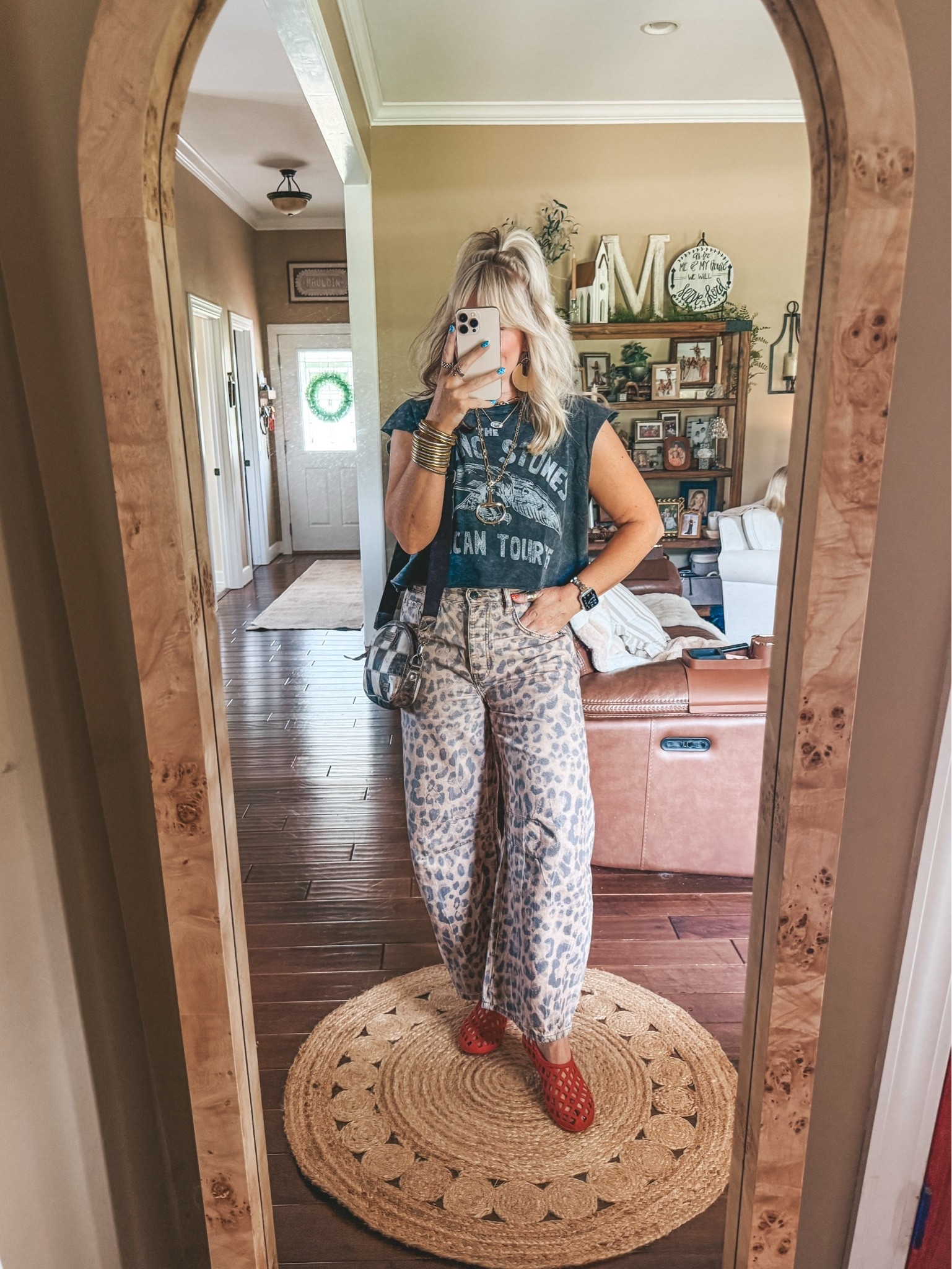 Still obsessed with these jeans and they are back in stock! 👏🏼
I’m wearing my true size and my tank is a S/M. 

✨Horse but necklace is @kcchicdeisgns save there with code MANDIE
✨Star & checkered ring are @shopbeljoy save there with code MANDIE
🏁Bag is @shopeverydaychic save with code MANDIE10

#freepeople

#LTKOver40