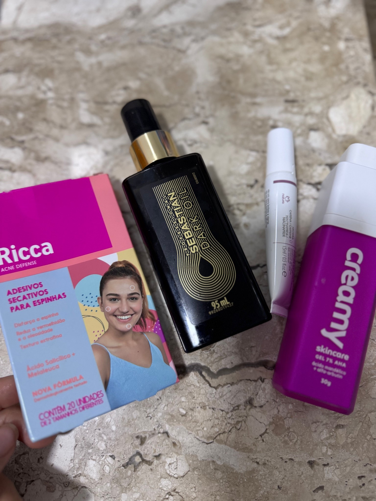 Produtinhos que usei hoje em minha rotina noturna! Sempre passo óleo no meu cabelo para hidratar enquanto durmo ! Adesivo para secar minhas espinhas e meu ácido para ajudar a clarear a pele ! E por último meu serum para a área dos olhos , ajuda a diminuir bolsas e clarear ! 

#LTKpromo #LTKbrasil #LTKbeleza