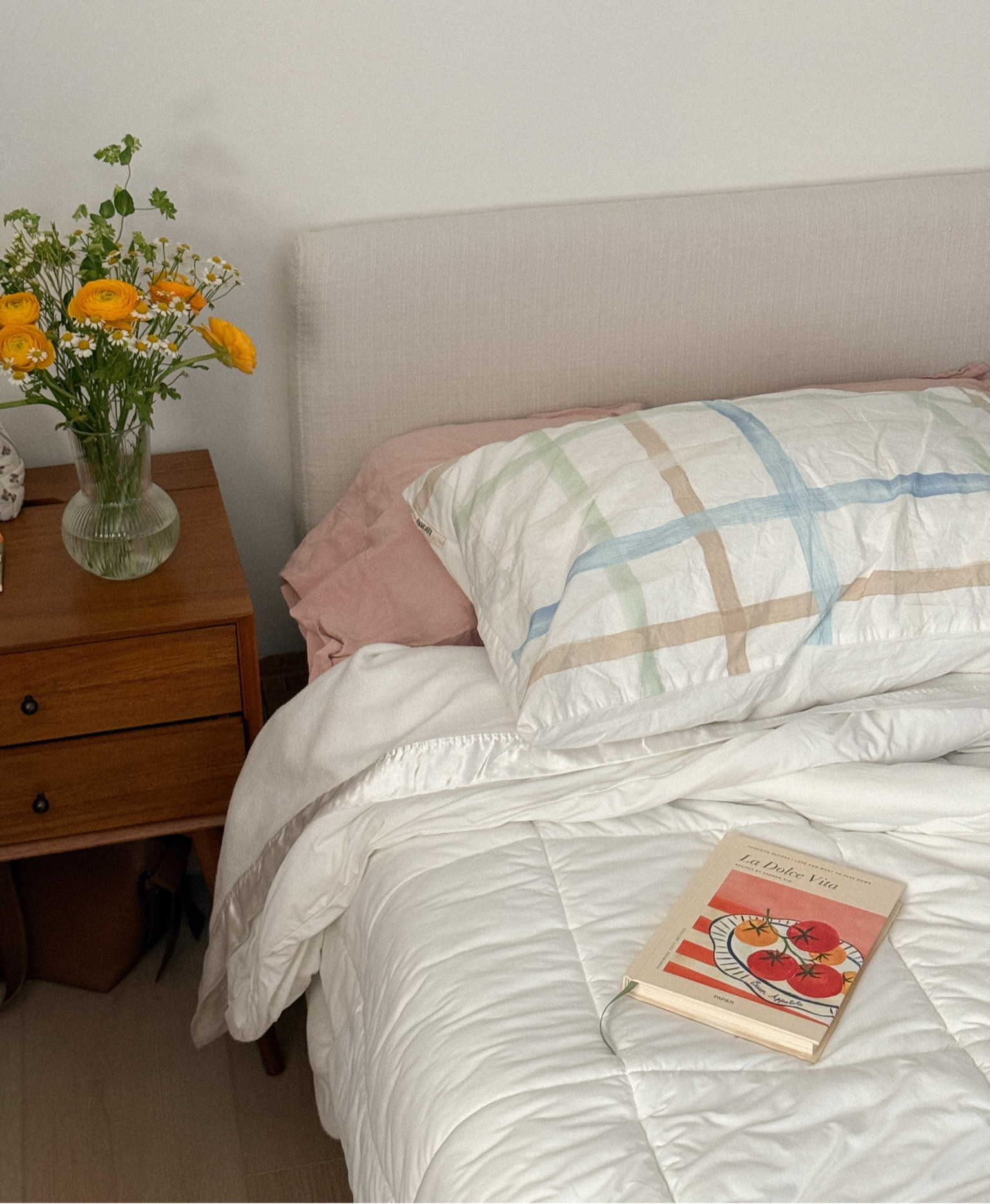 feels like spring is just around the corner 🌼

#cozyhome #home #interior #smallspaces #bedroom