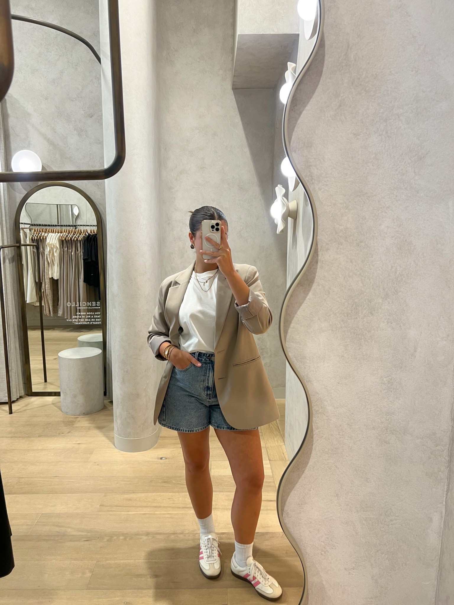 dressing down a blazer 

sizes:
blazer - AU8 (linked similar style)
shorts - AU10
top - small
shoes - 8

#LTKautumn #LTKaustralia