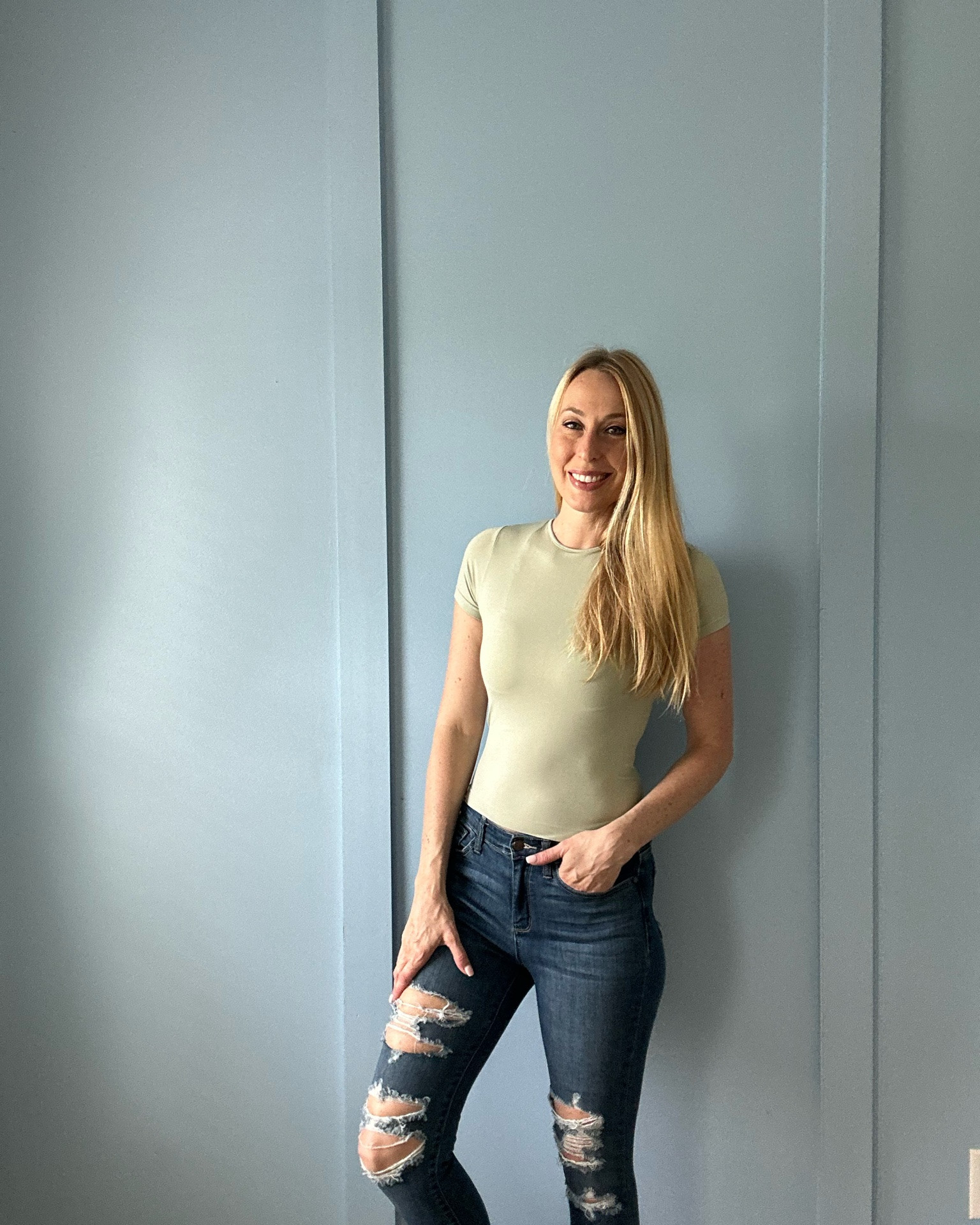 These shirts are super soft and stretchy with a built in bra 
🤍 the style well with all your summer bottoms
Wearing small, fits tts
