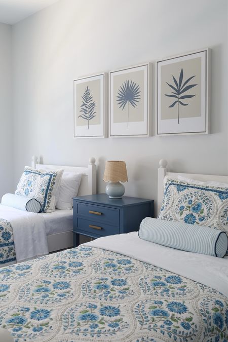 I would have loved this room as a kid! Beach vacation sleepover, anyone? 


Quilts: @thecompanystore 
Beds: @potterybarnkids 
Art: @kateandlaurel 

#beachcottage #beachcottagebedroom #beachcottageroom #beachhouse #coastalhome #coastalbedroom #sharedbedroom