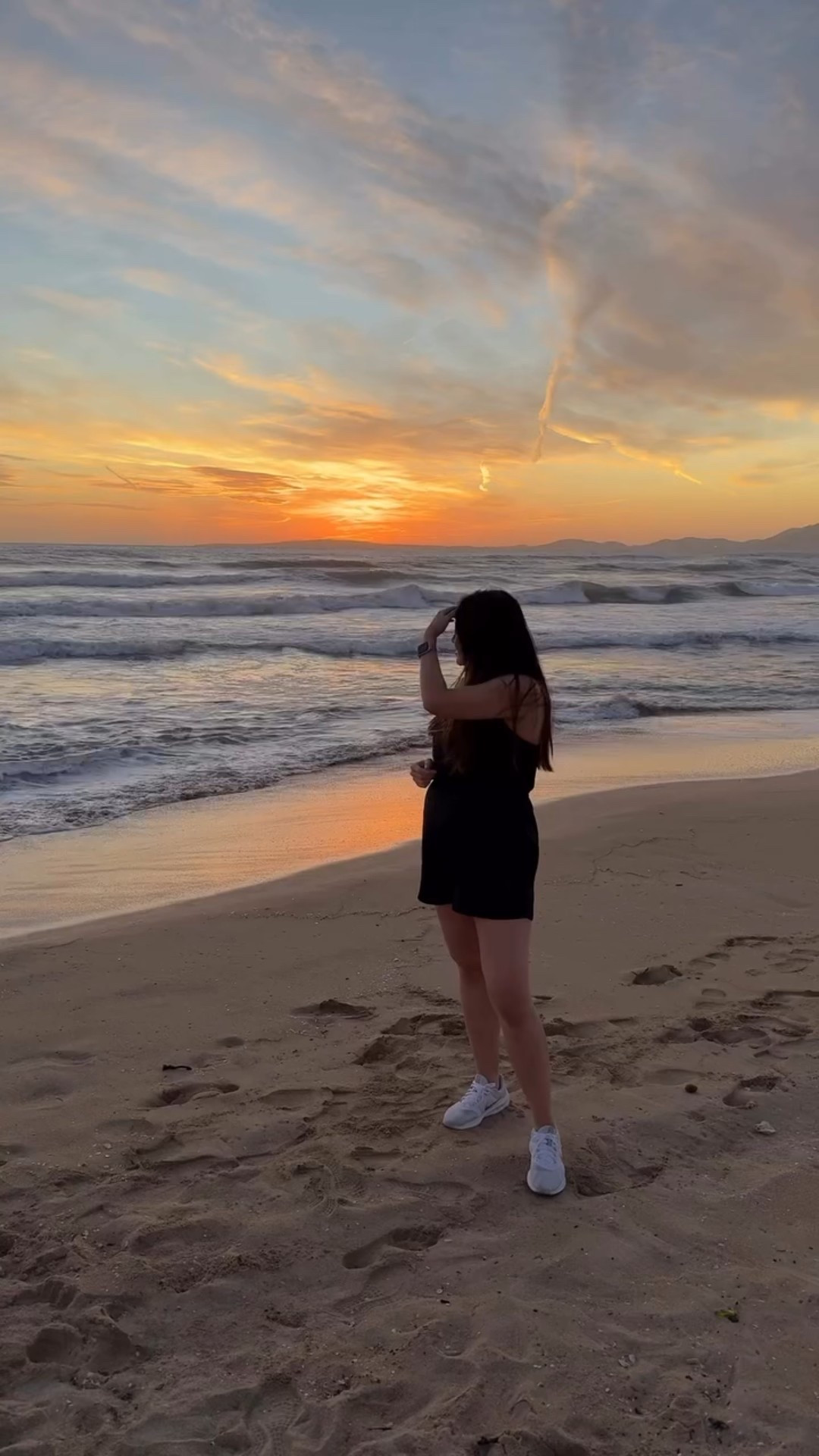 Just standing here pretending I’m in a perfume advert…and quietly questioning whether I really need a whole gender reveal or if I should just let my wardrobe do the talking. #babymoon