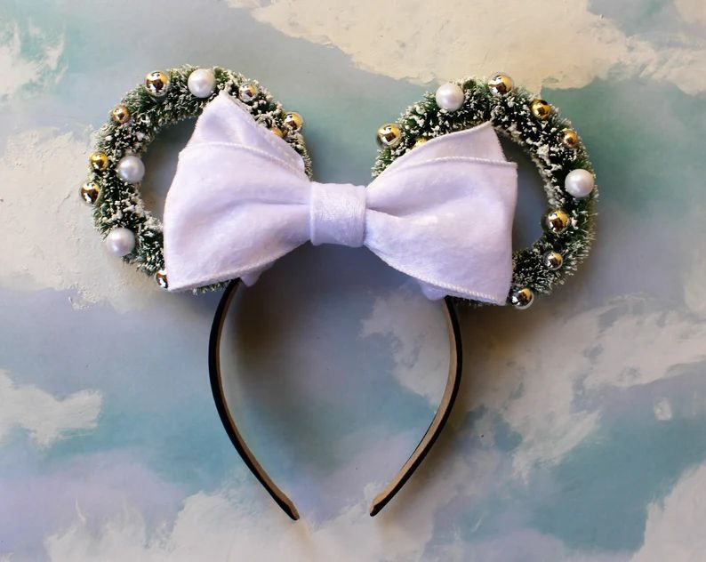 White Bow Classic Flocked Christmas Wreath Mickey Ears - Etsy | Etsy (US)