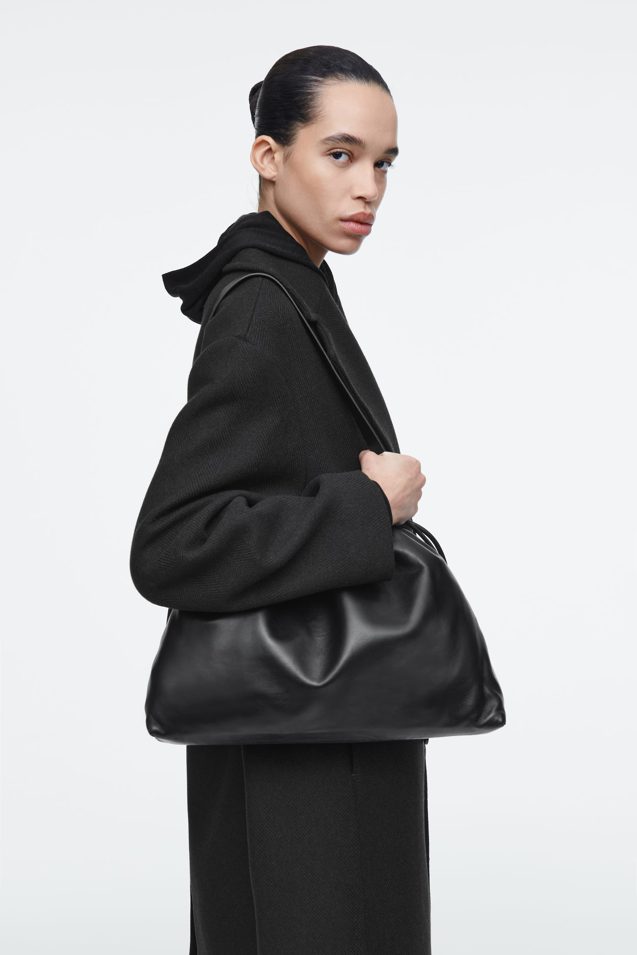 CAVATELLI CLUTCH BAG - LEATHER - BLACK | COS | COS (EU)