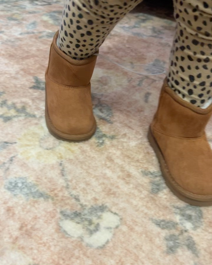 Is there anything cuter than a toddler in winter Boots 🥹