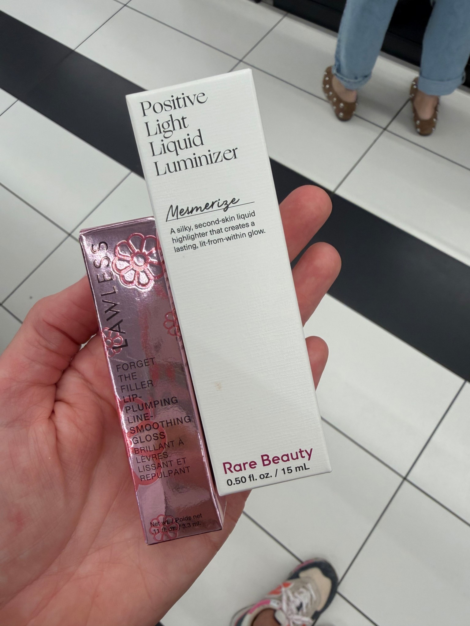 Gloss: Daisy Girl
Highlighter: Mesmerize