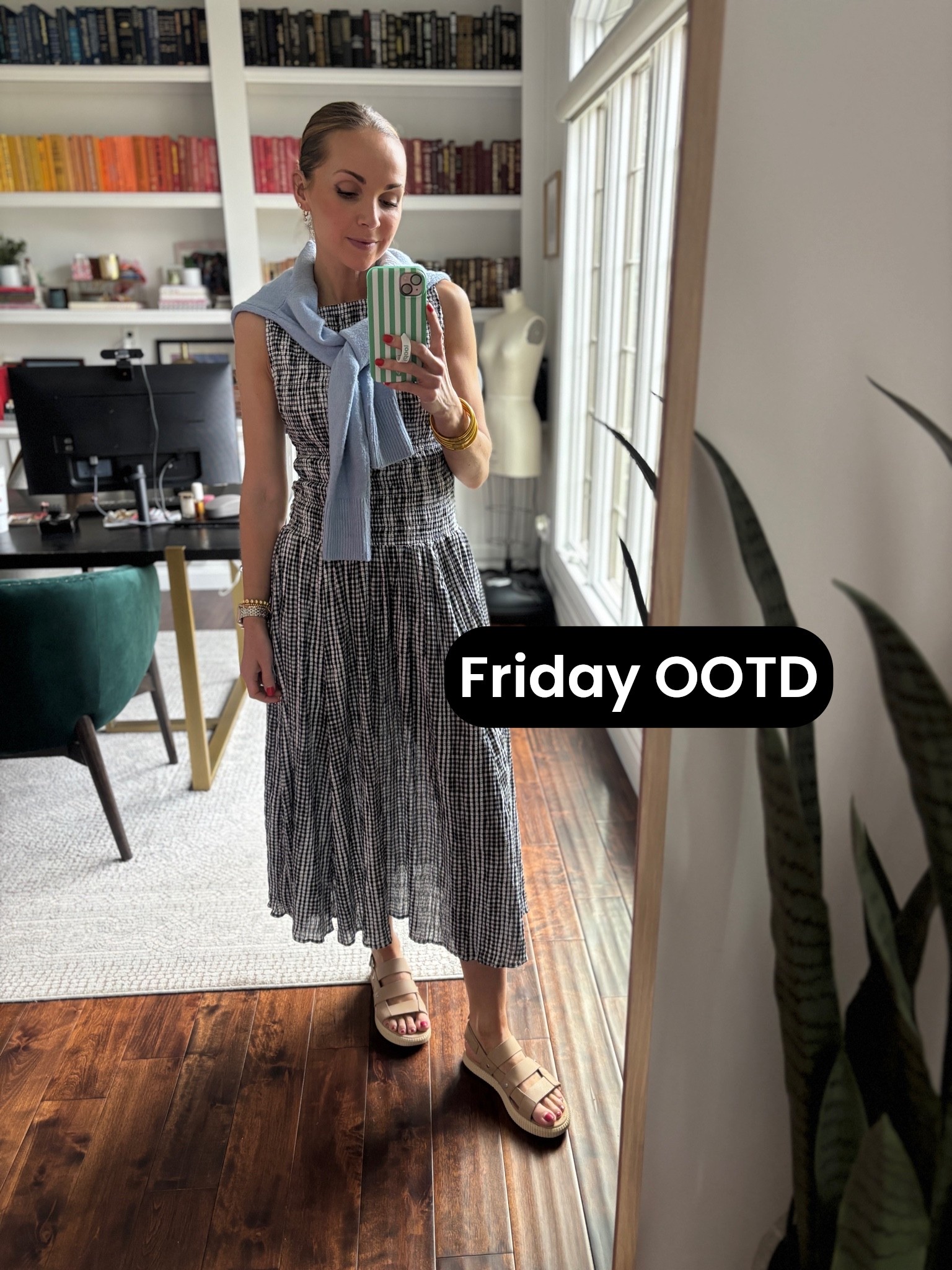 Friday outfit of the day - this gingham jcrew dress is so comfy and chic. I’m
In a size small. Get your true size or size up if you want a looser fit