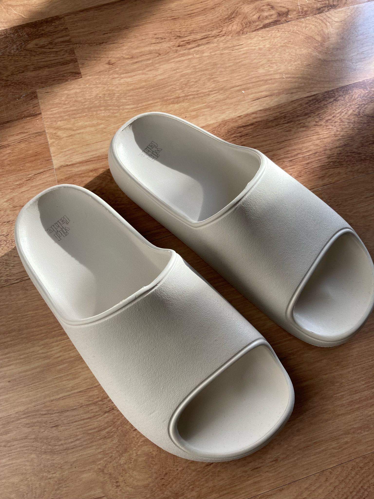 Amazon Pillow slippers dupe from Target.
Brand: Wild Fable. 

Super cute to lounge around the house. 


#LTKshoecrush #LTKhome #LTKstyletip