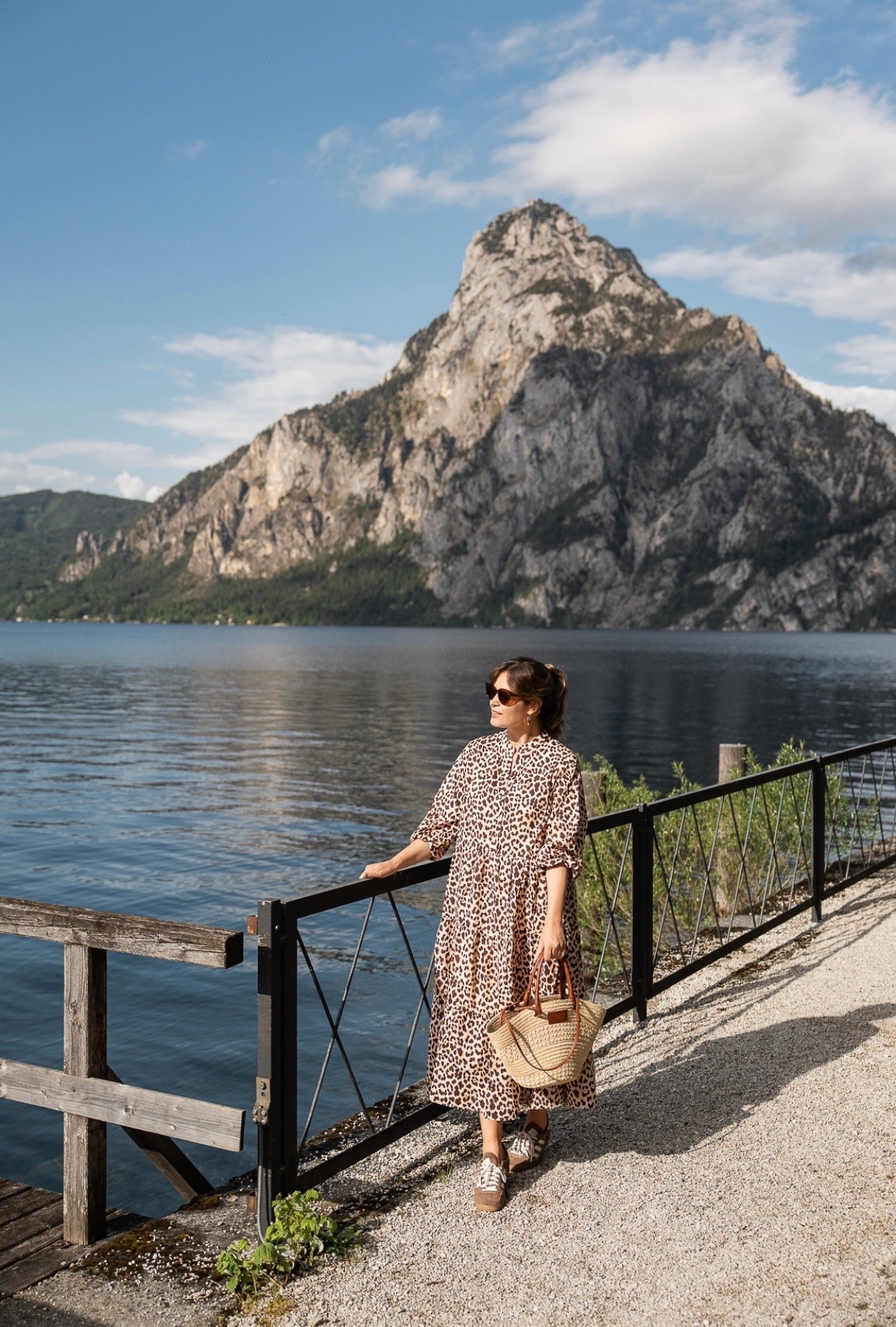 Sommerlook mit Leokleid und Korbtasche

#LTKeurope #LTKmidsize #LTKkleider