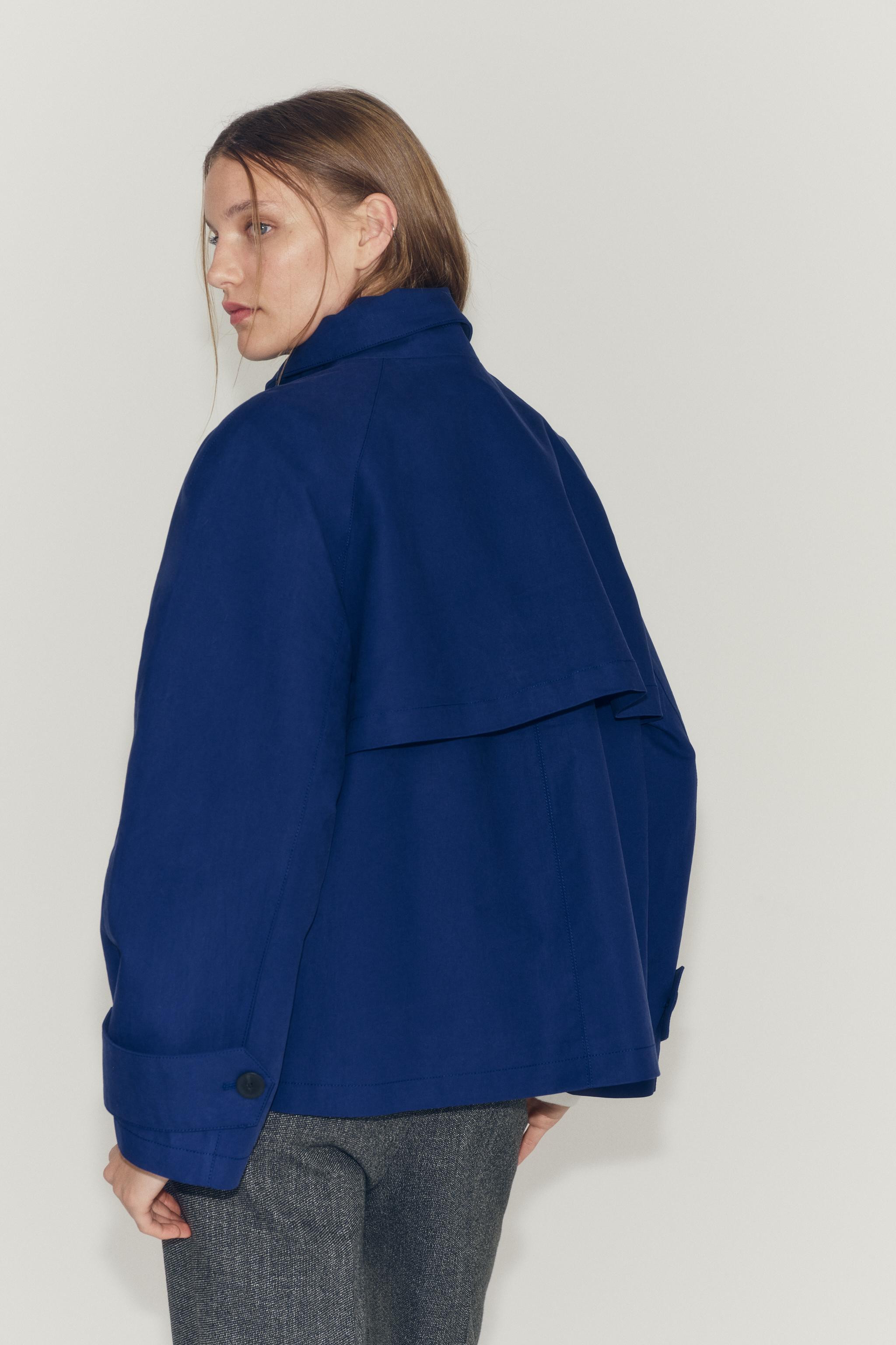 ZARA WOMAN KOLLEKTION. Trenchcoat aus einem Hauptstoff mit Baumwollanteil. Stehkragen und langen ... | Zara DE