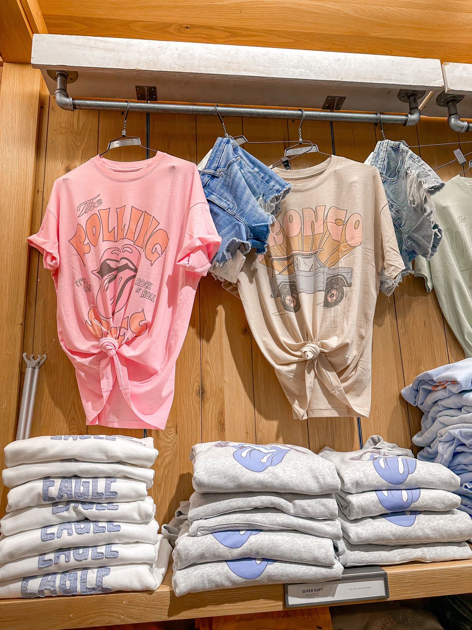 Cute spring graphic shirts from American eagle



#LTKU #LTKfindsunder50 #LTKsalealert