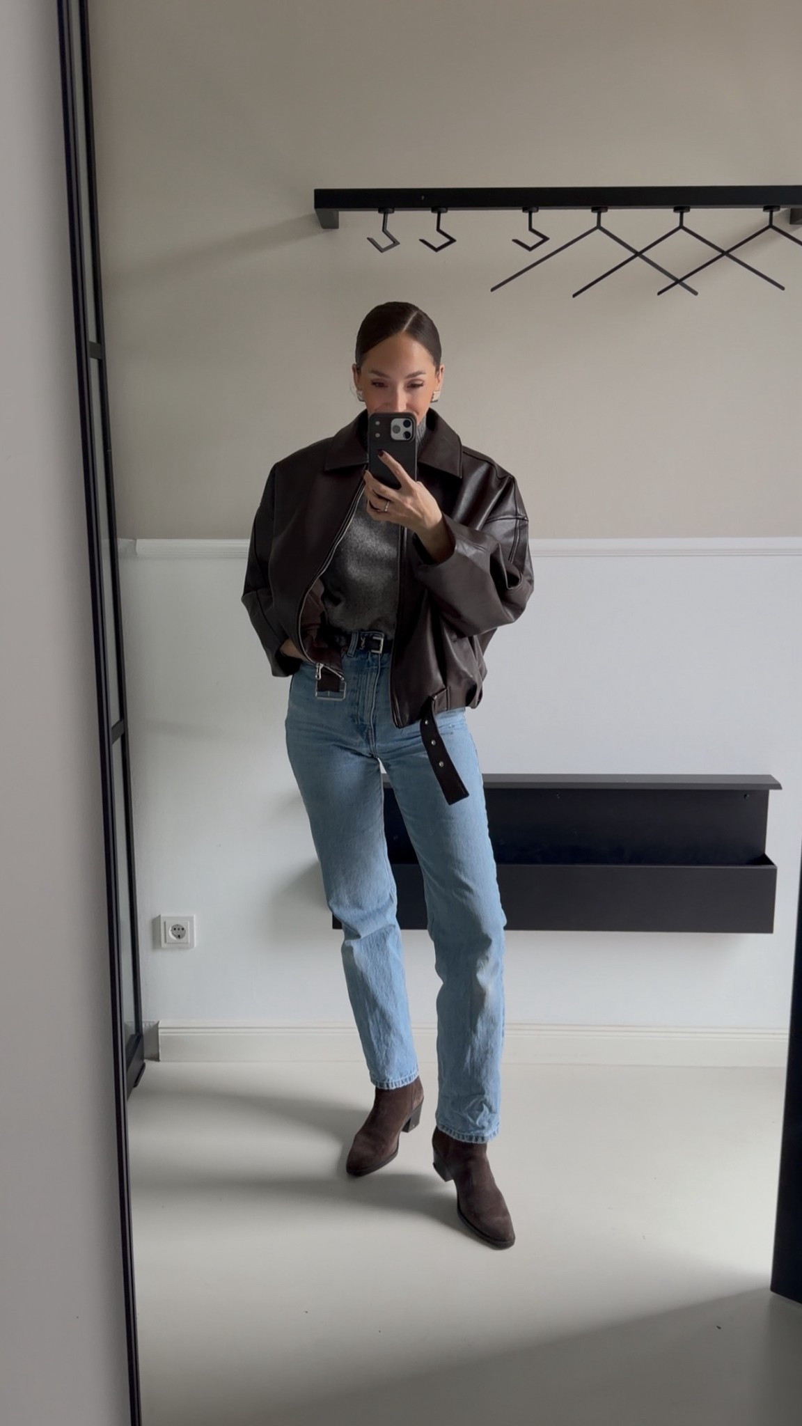 Leather Jacket trifft auf Classic Denim 🤎 Zeitlos, minimal und immer ein Look.

#LTKdeutschland #LTKstyletip #LTKjeans