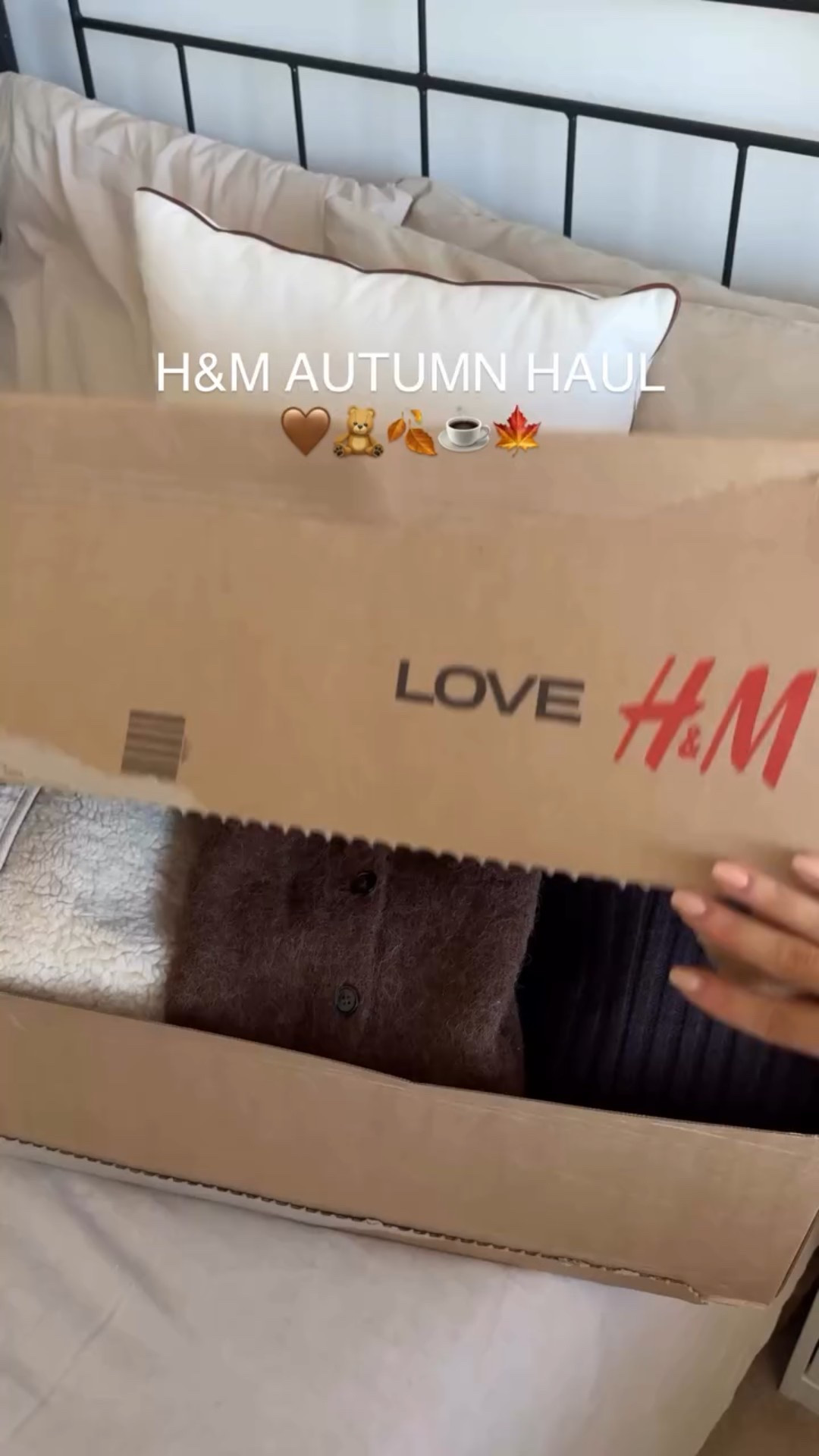 Happy 1st September girlies 🍂 🤎🧸 

A biggg old H&M autumn haul - which item is your favourite?! I’m obsessed with everything!! @hm are really thriving at the moment 🙌🏼 