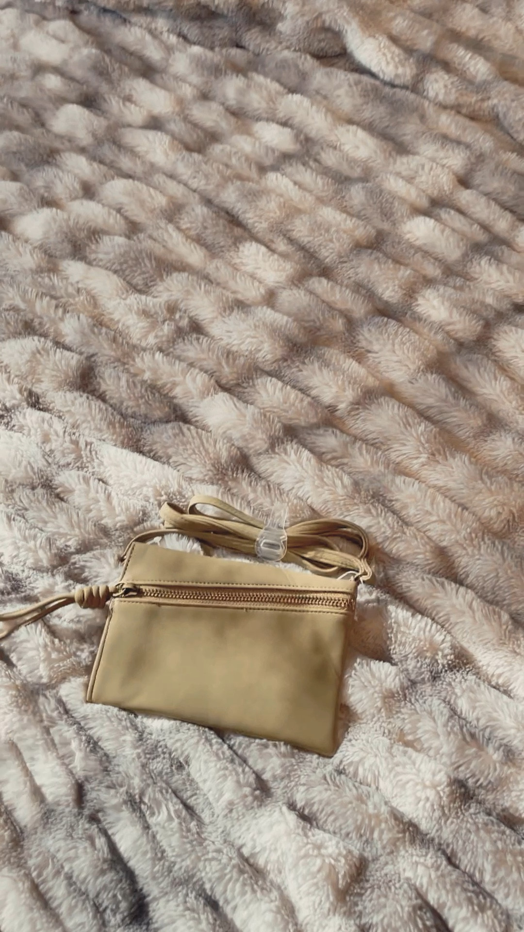 Grab this cute little crossbody wristlet on sale for $17! Perfect for errands on the weekend. ♥️

#LTKsalealert #LTKunder50 #LTKitbag