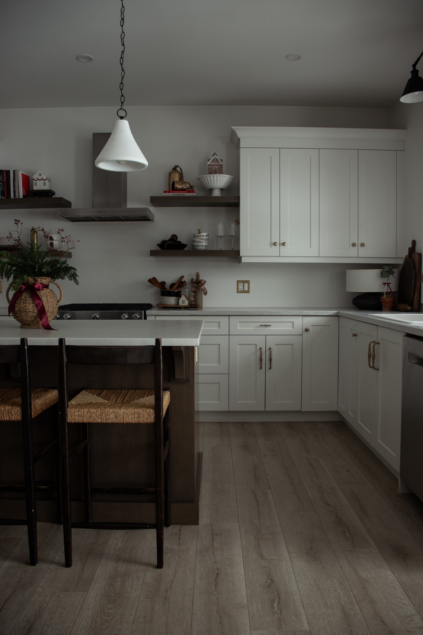 Thanks to Wayfair Canada’s Boxing Week Sale on now until January 1st with savings up to 70% off + fast shopping, I was able to warm up our kitchen without the full-remodel price tag. Simply by swapping our black hardware for this beautiful brass. 🙌🏼

#WayfairCAPartner #WayfairCAHome @wayfaircanada 