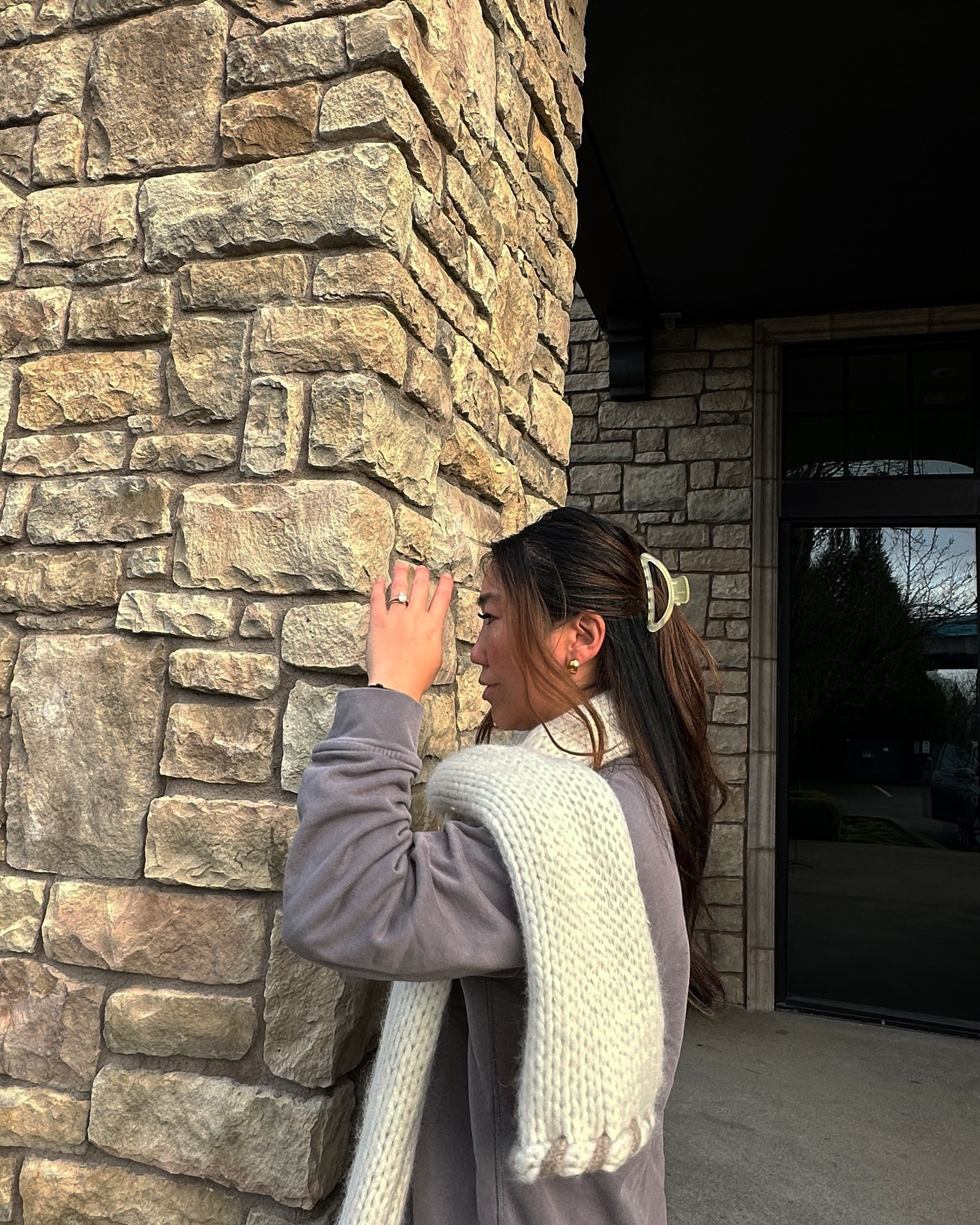 that mountain trip is calling 🏔️❄️
@lunya 
@tiniluxjewelry 
@mthoodterritory 

- - - - - -

#winter #cozycabin #mthood #cozyvibes #winterstyle