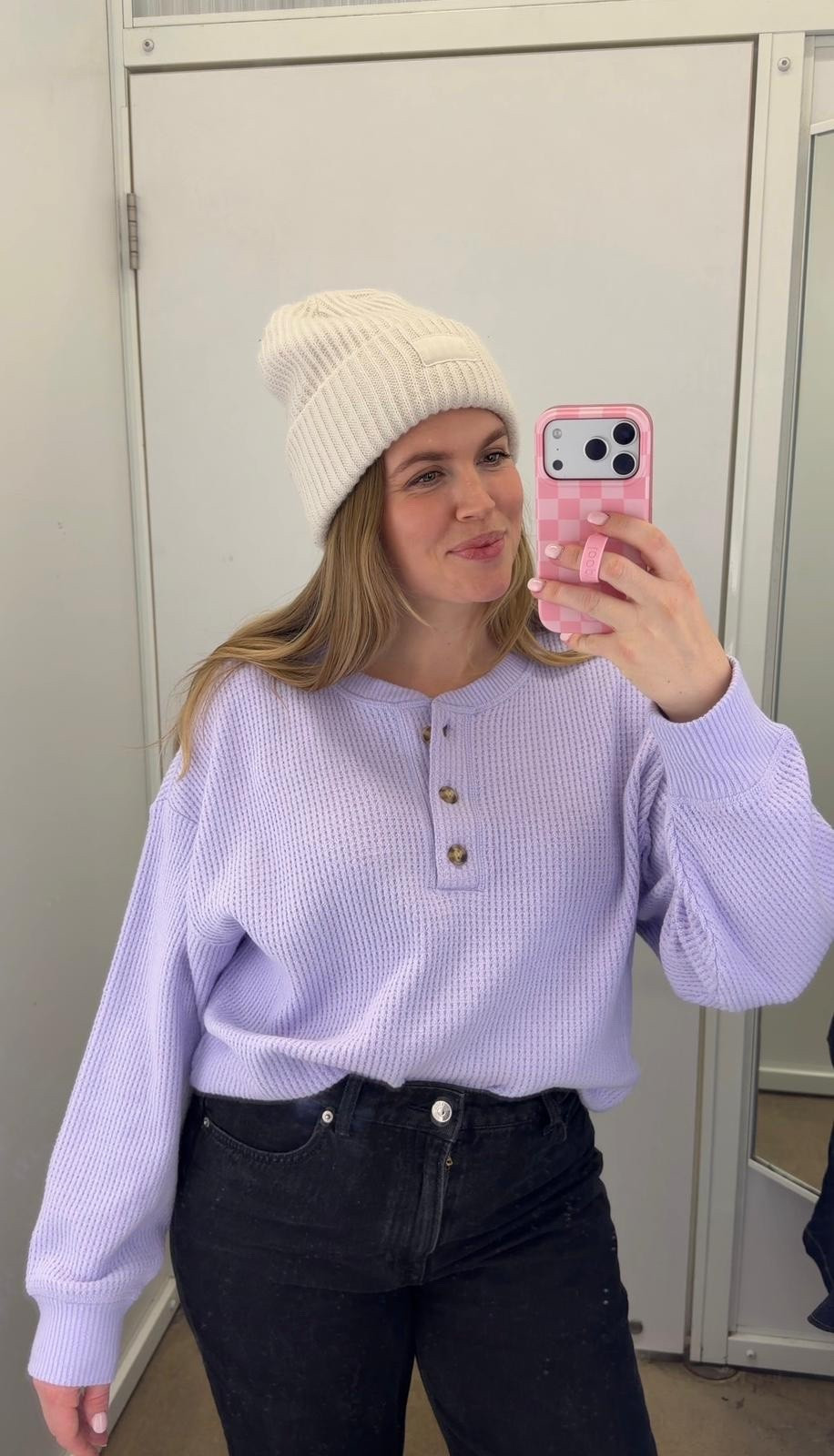 Loving this Henley waffle Knit. Comes in so many colors and it’s the perfect light weight yet cozy material. Wearing M. 