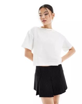 River Island boxy cropped t-shirt In white | ASOS (Global)