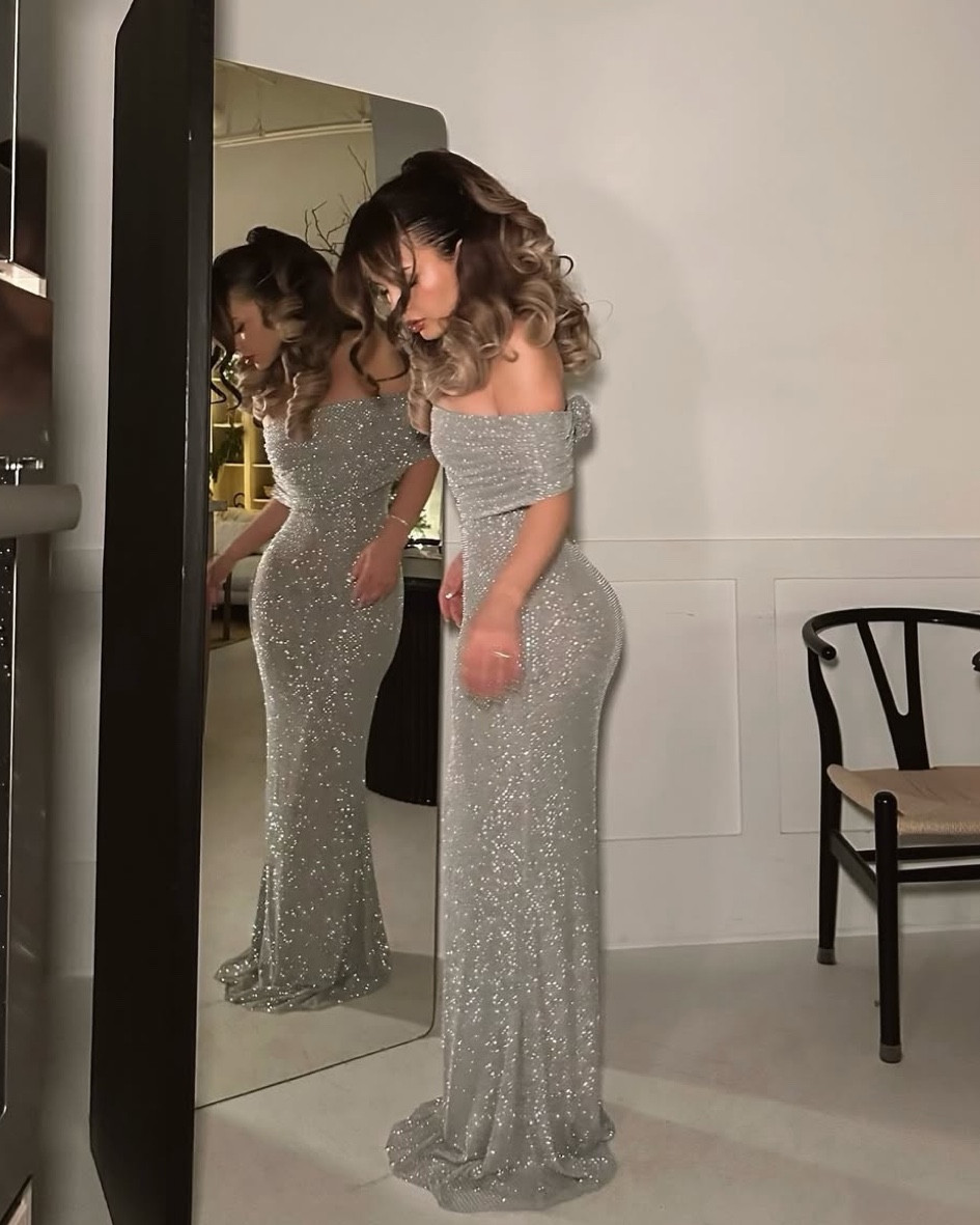 Wearing XS - has stretch and is true to size 