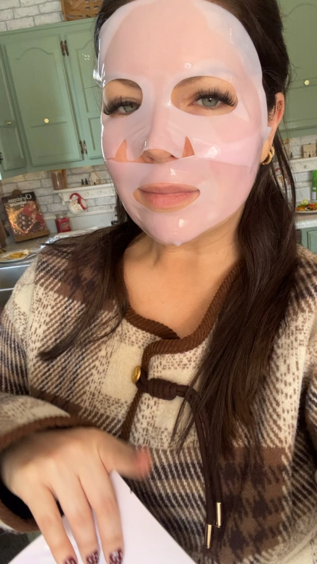 Love keeping these collagen jelly masks in the fridge for a good de puff 🩷