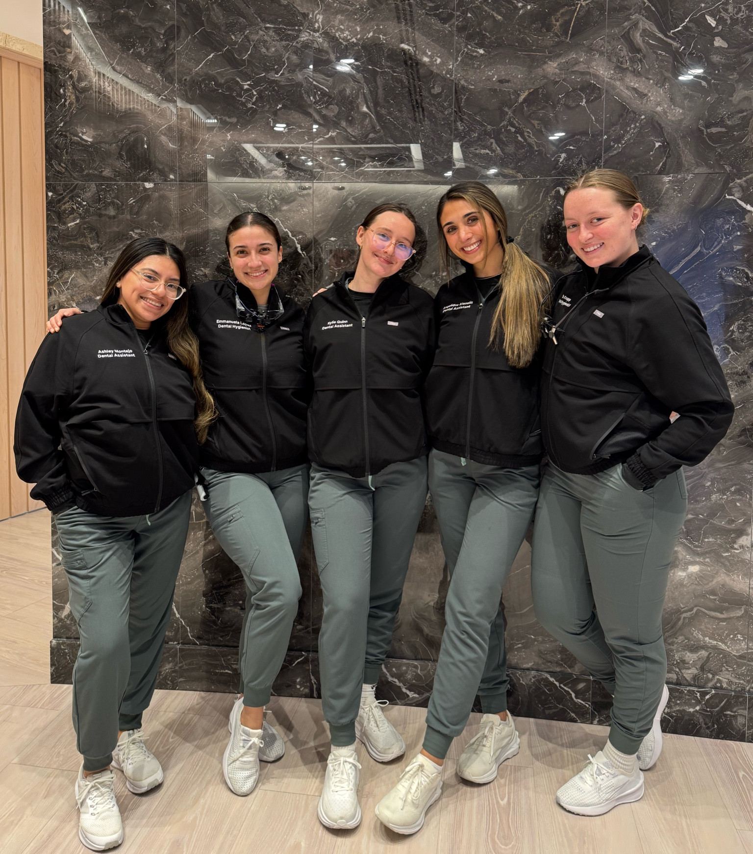 New year, new scrub jackets 🦷✨💚
• FIGS Scrub Jacket: M
• FIGS Zamora High Waisted Jogger: XS/T
• FIGS Underscrub: S
• FIGS Catarina Top: XS

#LTKWorkwear #LTKFitness #LTKU