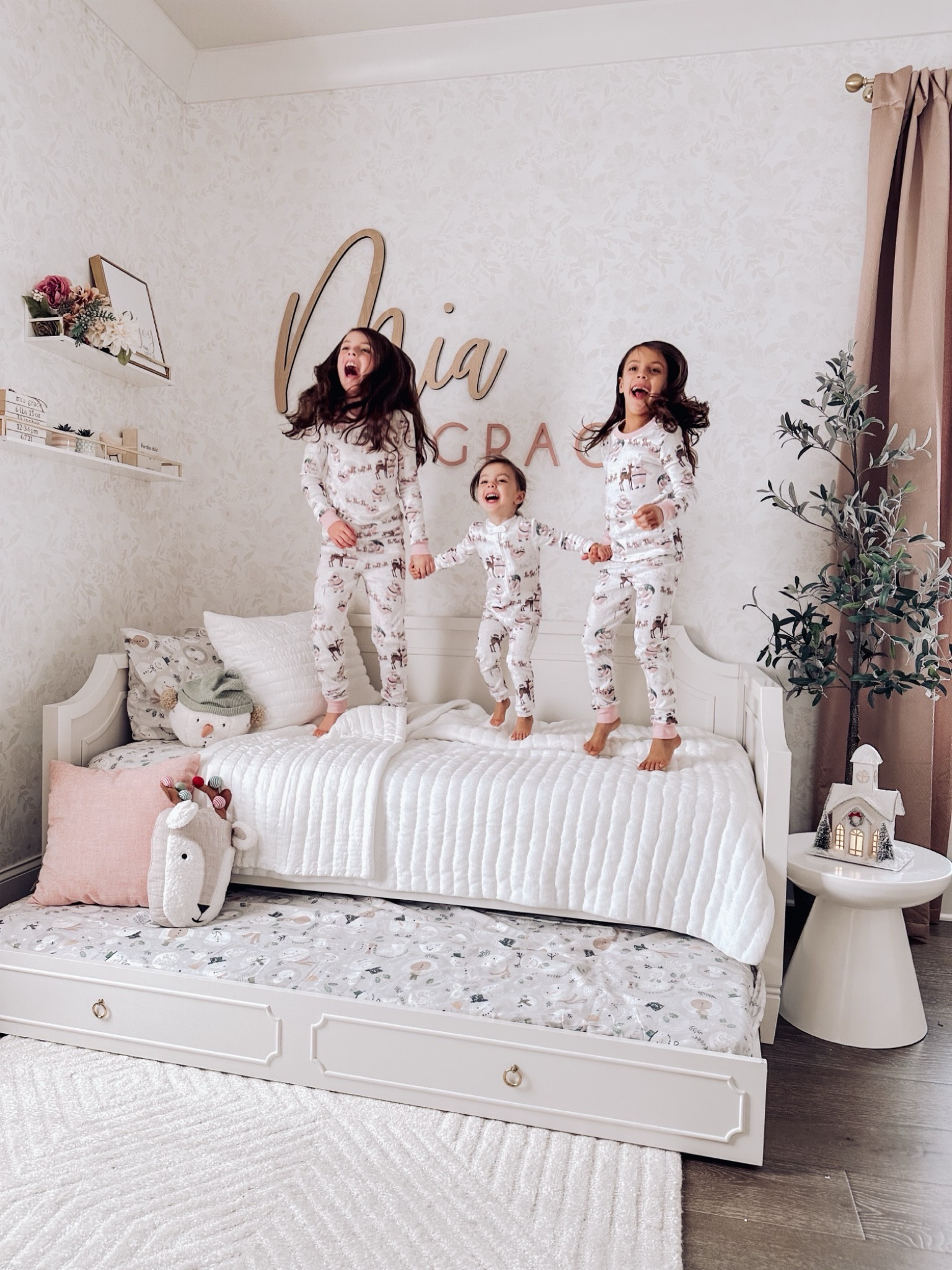 🤍❤️💚

#LTKHoliday #LTKSeasonal #LTKkids