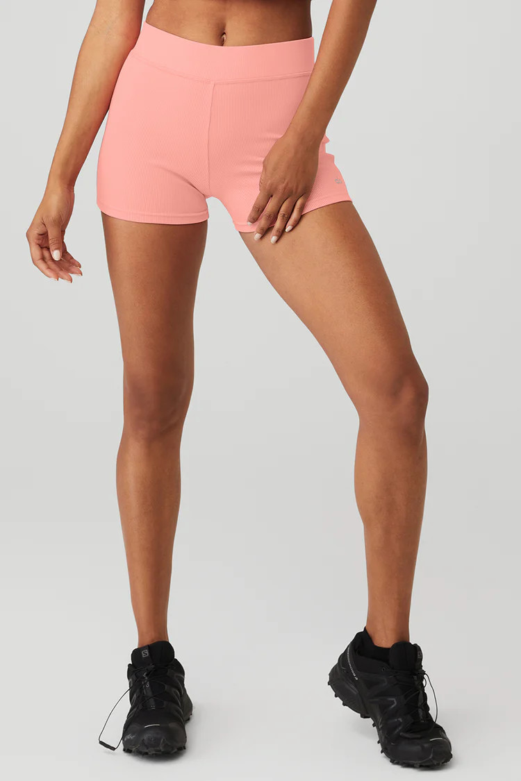 Goddess Ribbed High-Waist Hot Short | Alo Yoga (US)