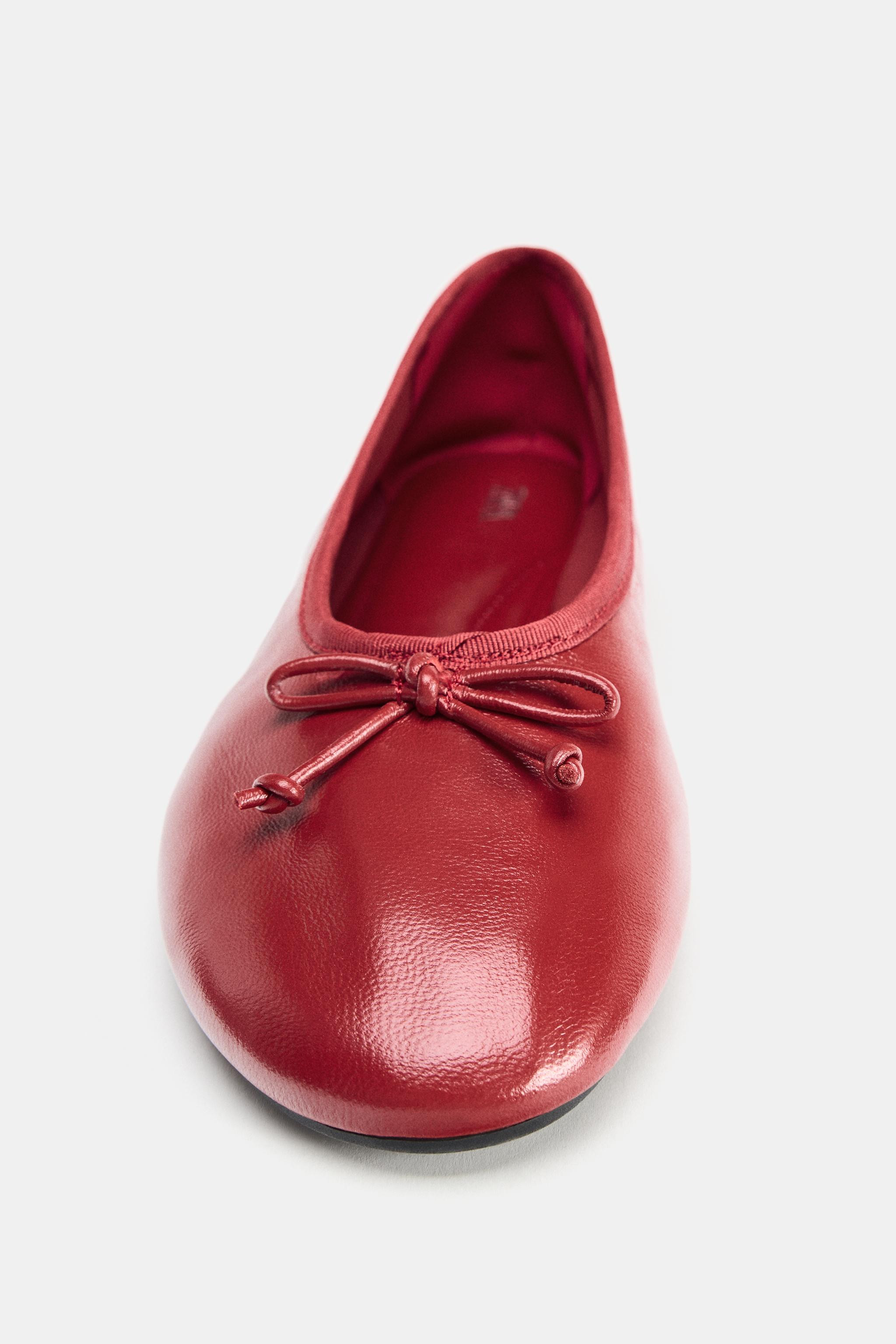 Flat leather ballet flats. Bow detail on the front. Rounded toe.Heel height: 0.4 inches (1 cm) | Zara US