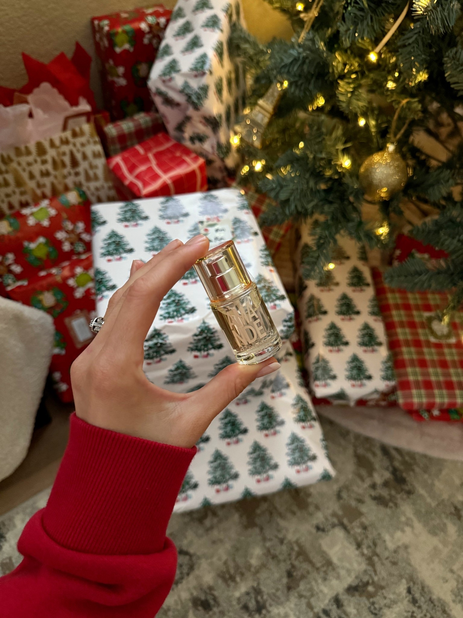 The perfect stocking stuffer for her that you can pick up today 😍 smells so beautiful! 