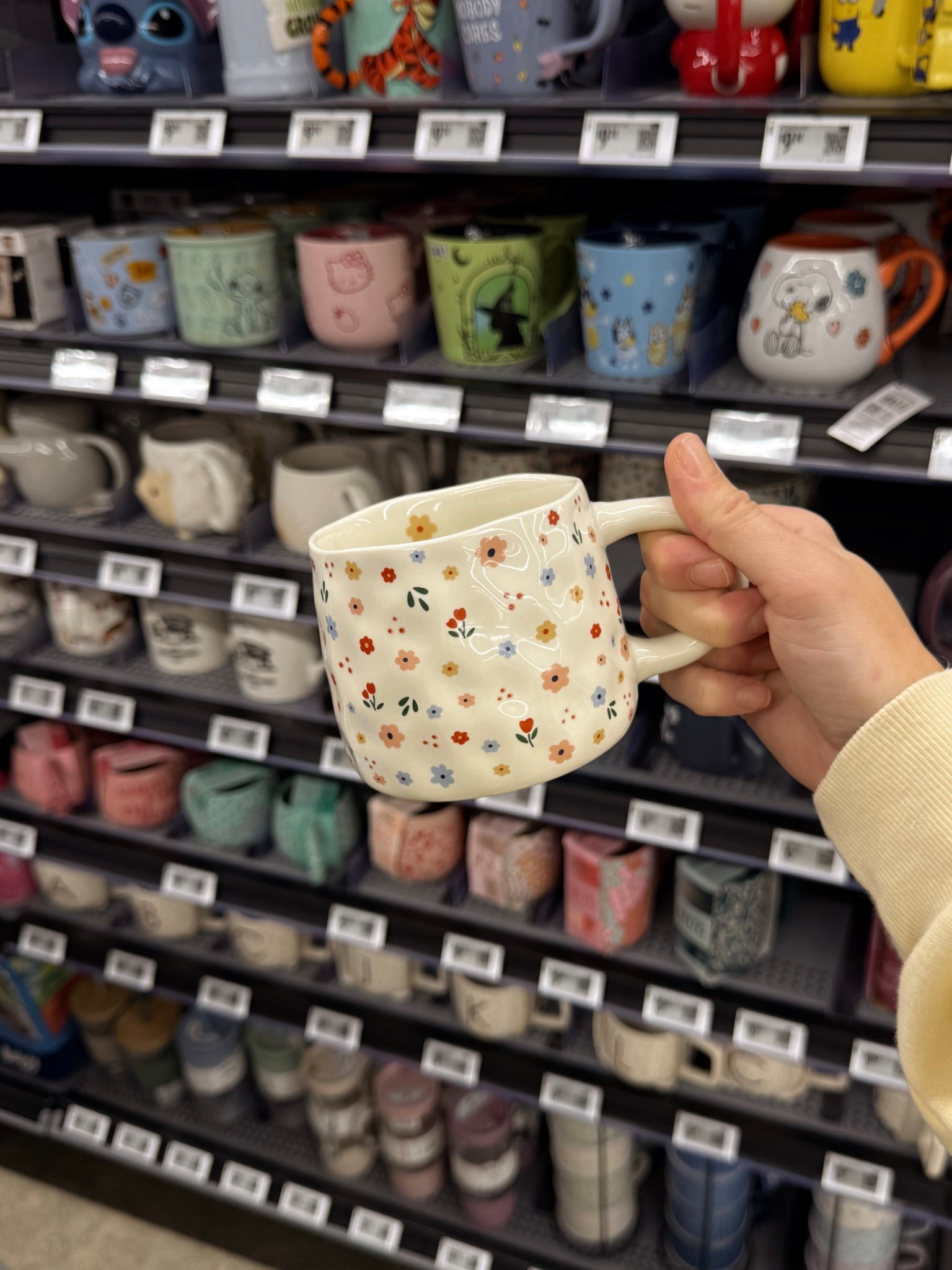 This flower mug is so cute and under $5! So cute for spring 🌼 