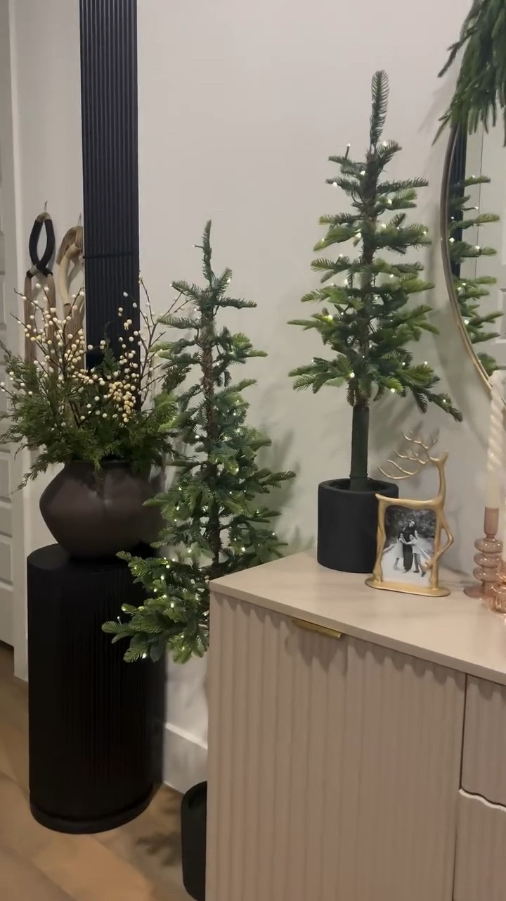 Evening vibes…warm neutral Christmas edition!

I’m loving the warmth that you get as you enter my home!

Btw, I keep the alpine trees lit all day and night!  I love them!!
.
#christmastree #christmasgarland #christmasdecorideas #christmastrees #christmasdecorating #christmas2024

#LTKHome #LTKHoliday #LTKSeasonal